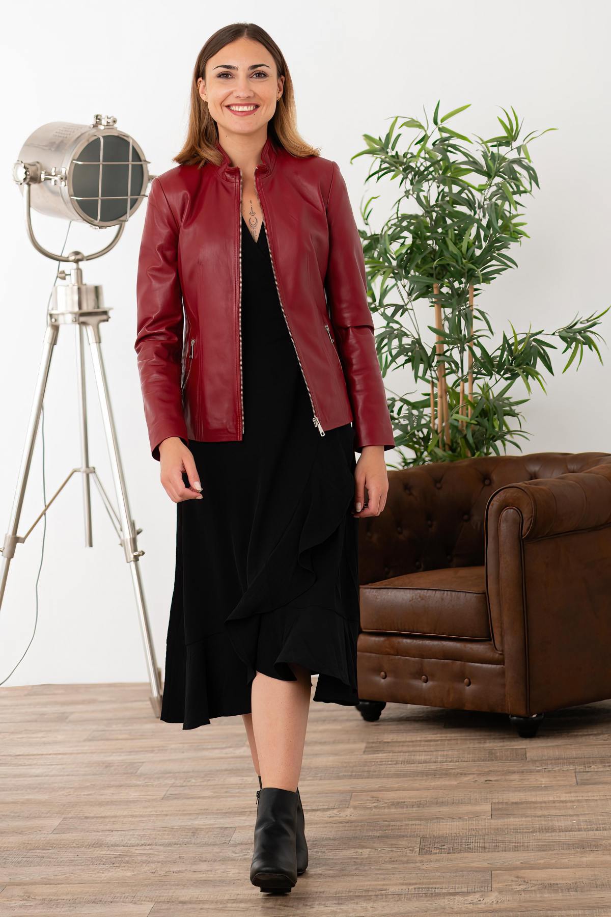 Lightweight leather jacket in pomegranate color - Image n°2