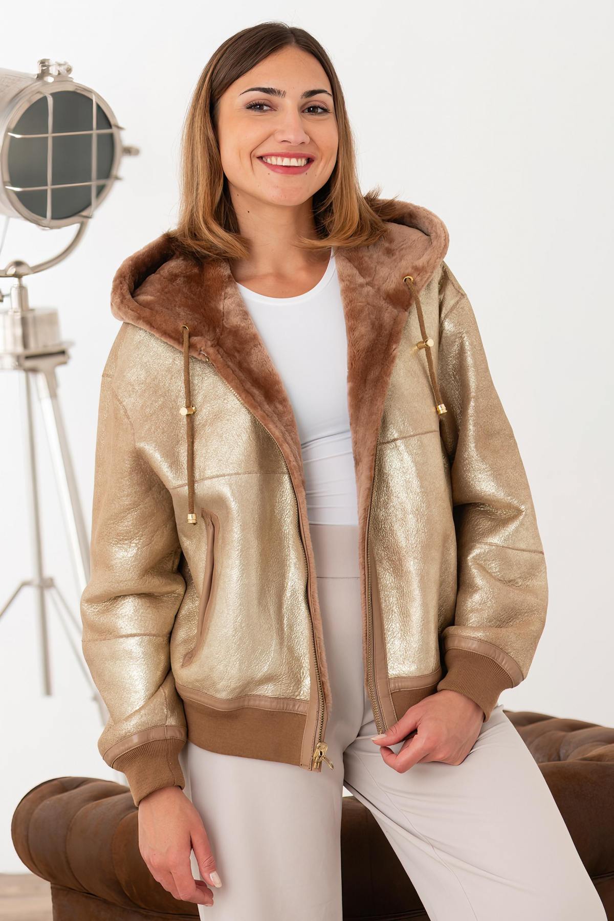 Trendy and comfortable reversible taupe and gold jacket - Image n°8