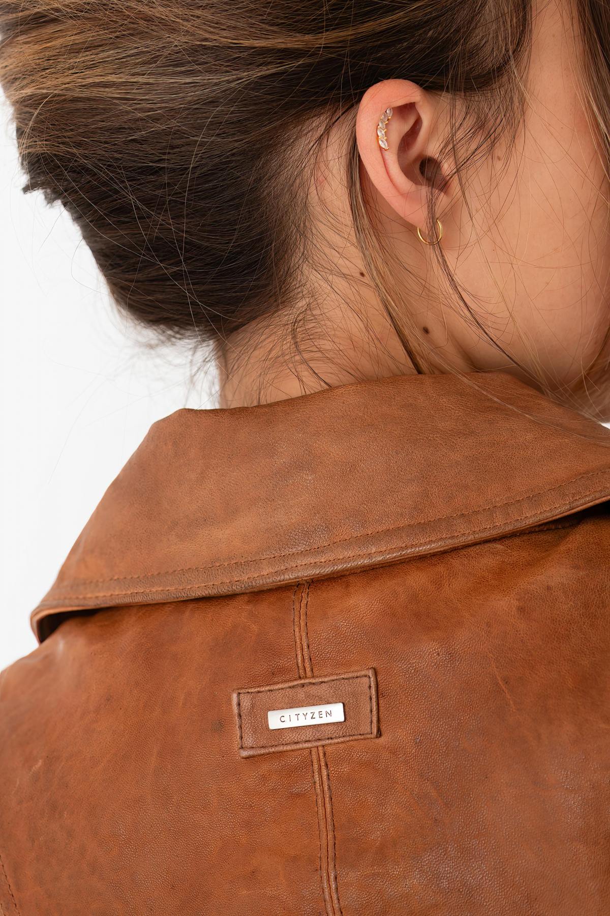 Tan-colored vegetable-tanned leather jacket with asymmetrical collar - Image n°5