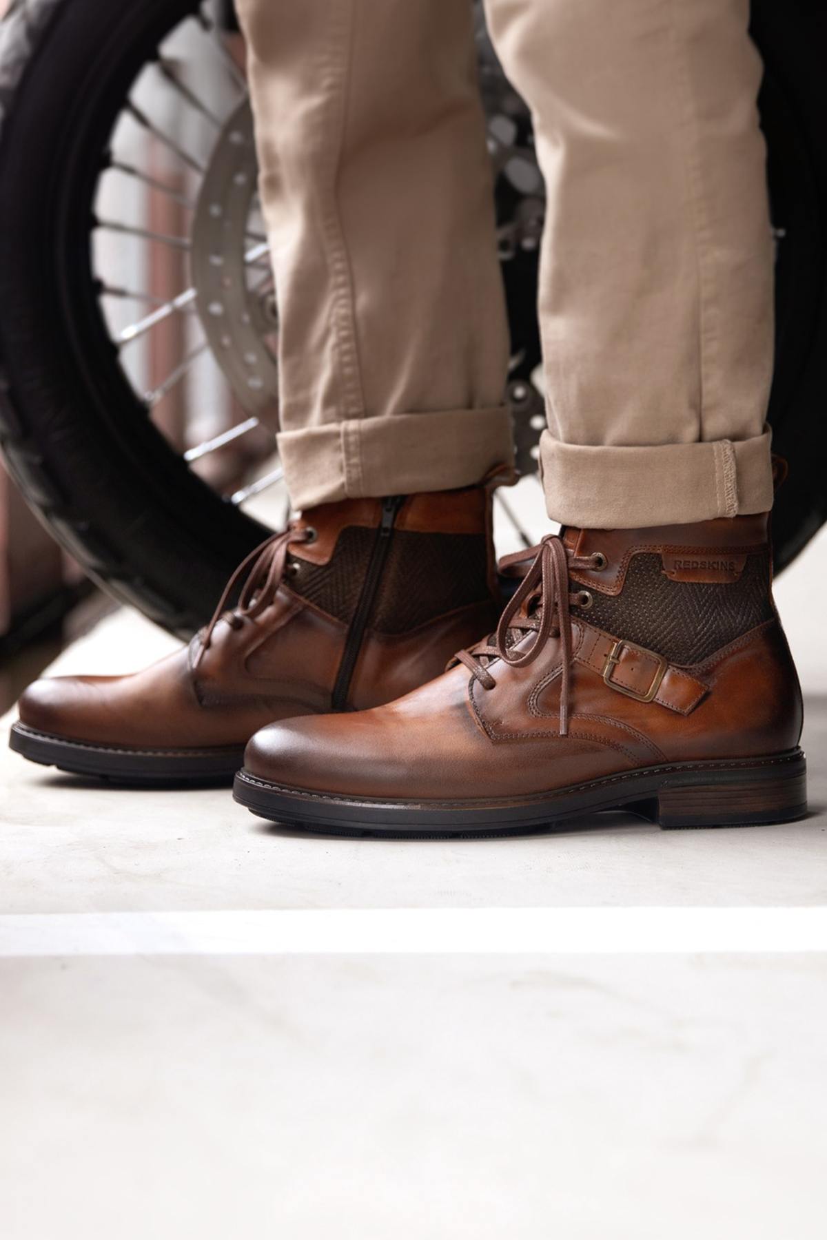 Vintage boots in brown shiny leather - Image n°1