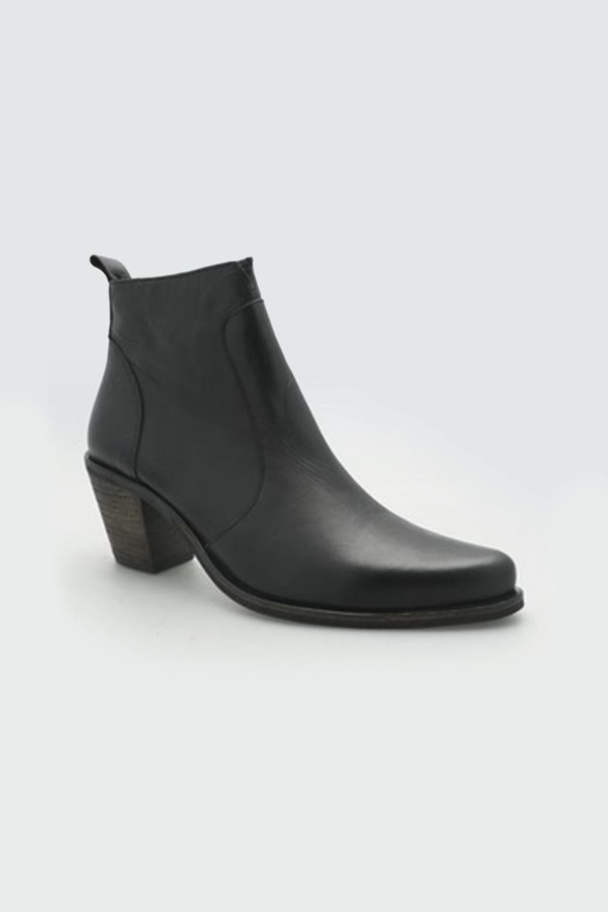 Elegant black leather ankle boots - Image n°1