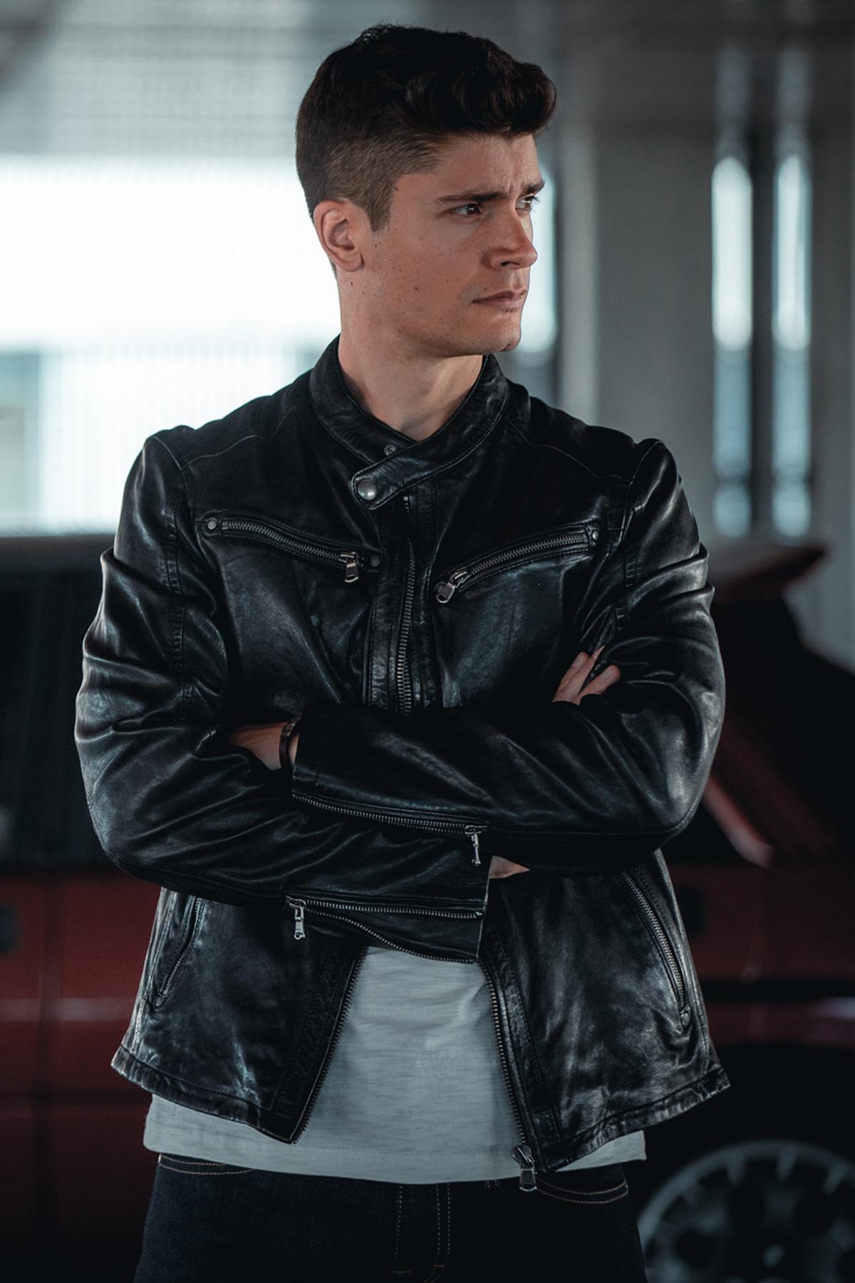 Fine and supple black leather jacket - Image n°2