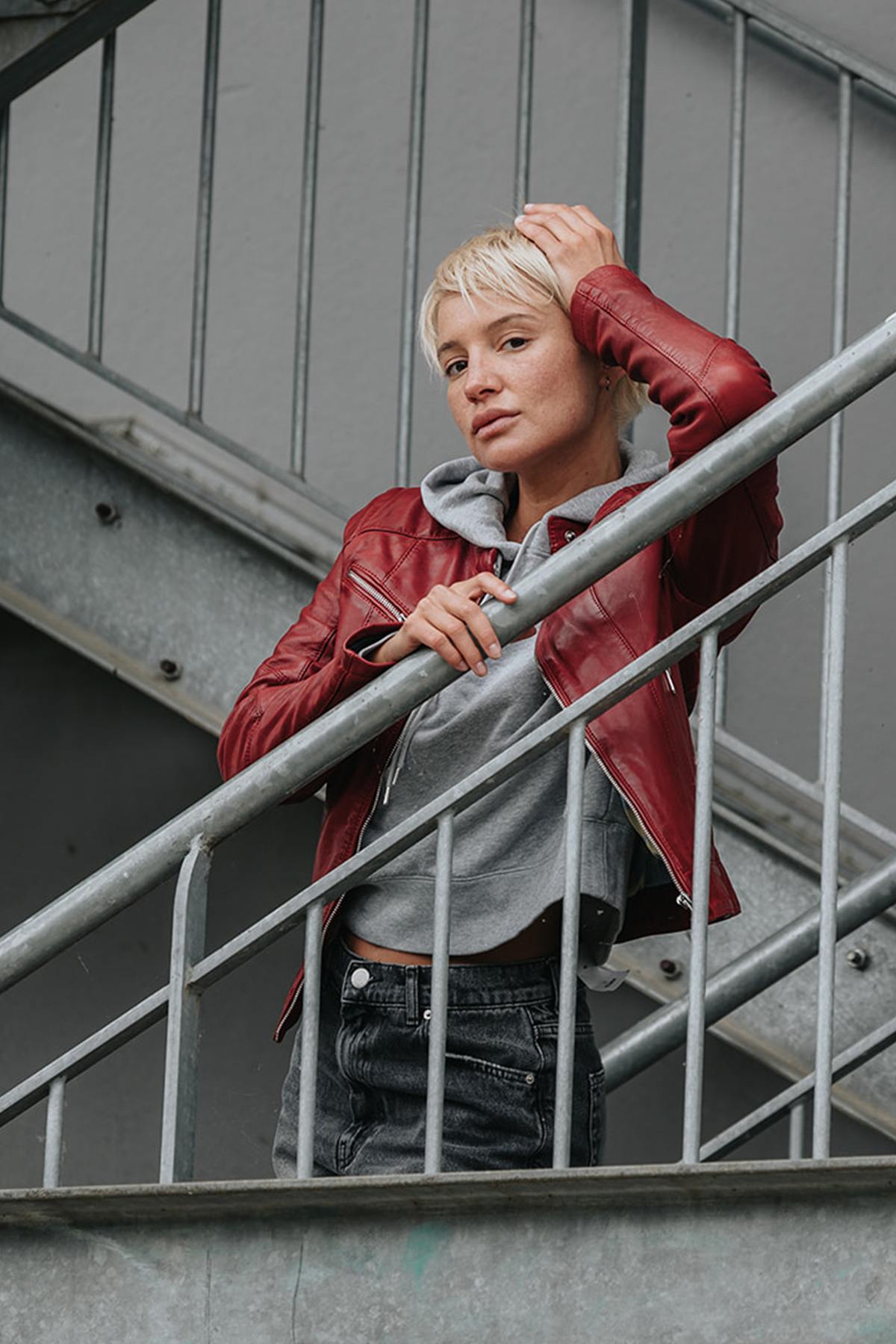 Red leather jacket with biker collar for women - Image n°11