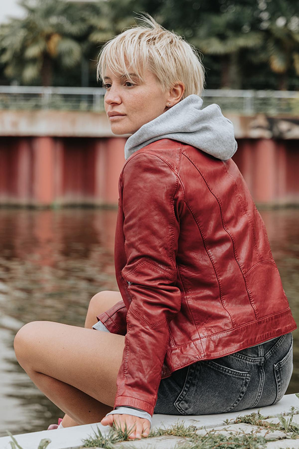 Red leather jacket with biker collar for women - Image n°2