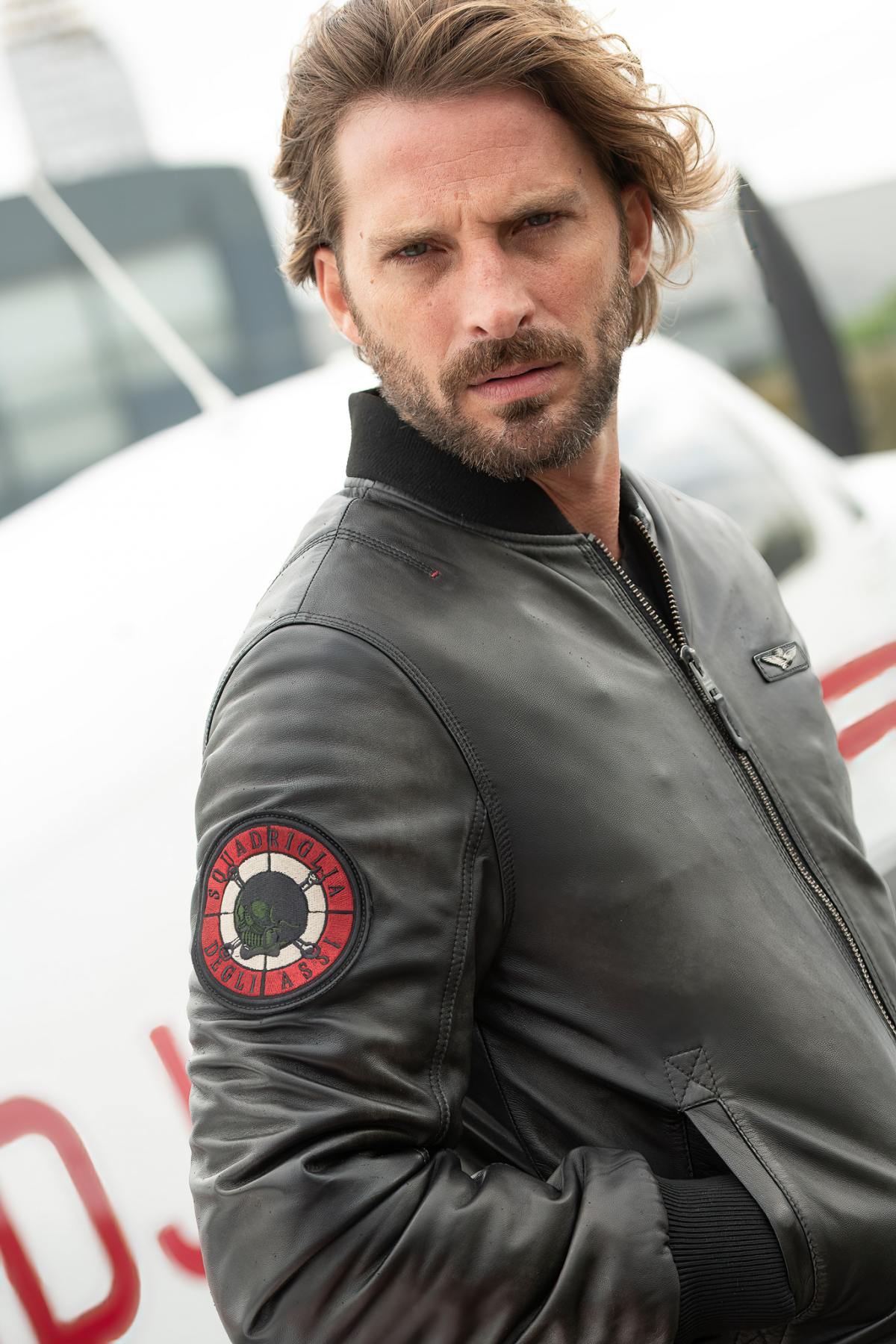 Black leather bomber jacket with sleeve patch - Image n°4