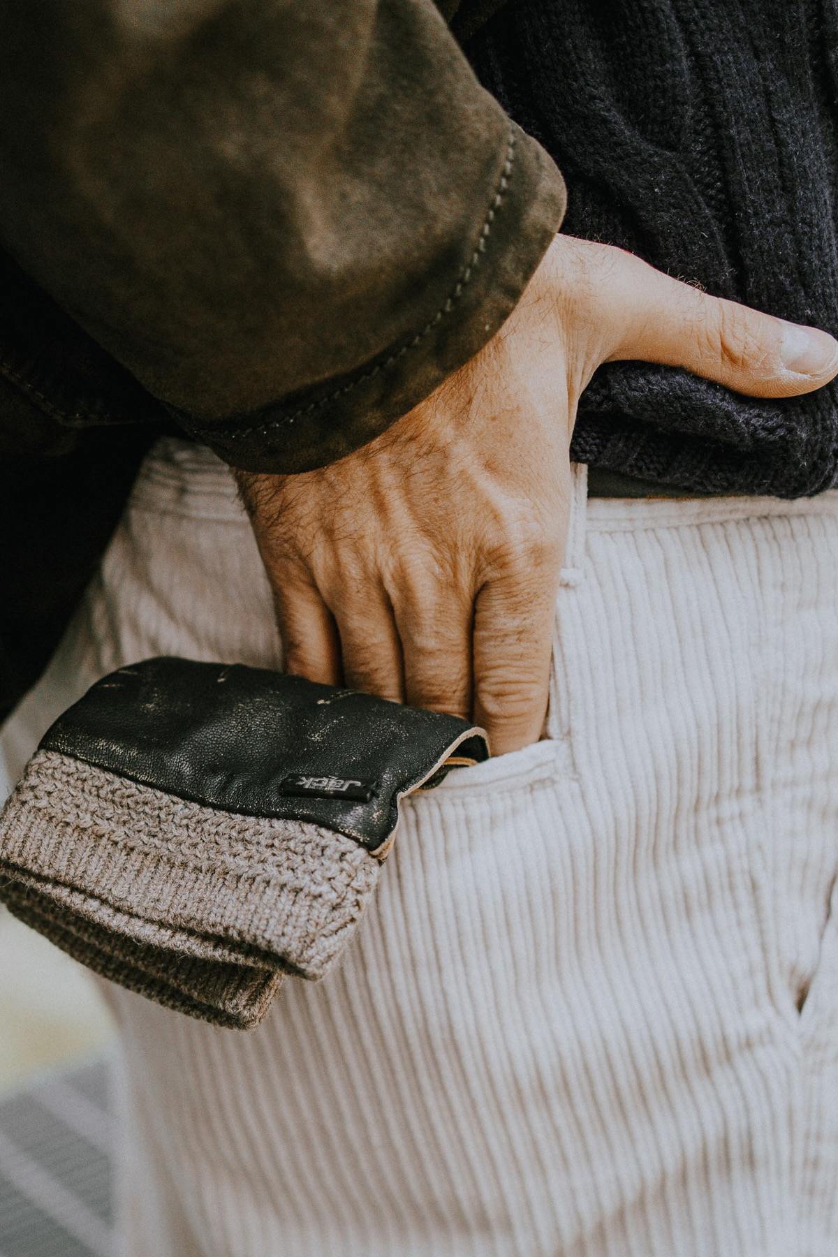 Gentleman's leather gloves with a worn effect - Image n°4