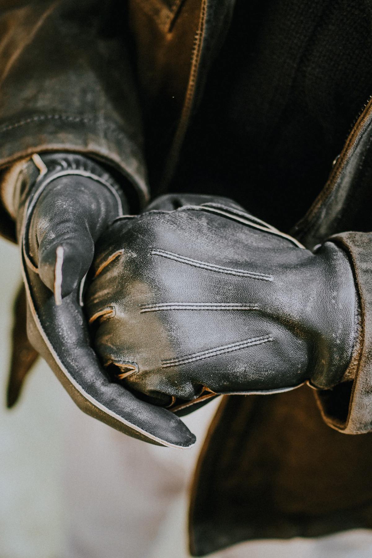 Gentleman's leather gloves with a worn effect - Image n°2