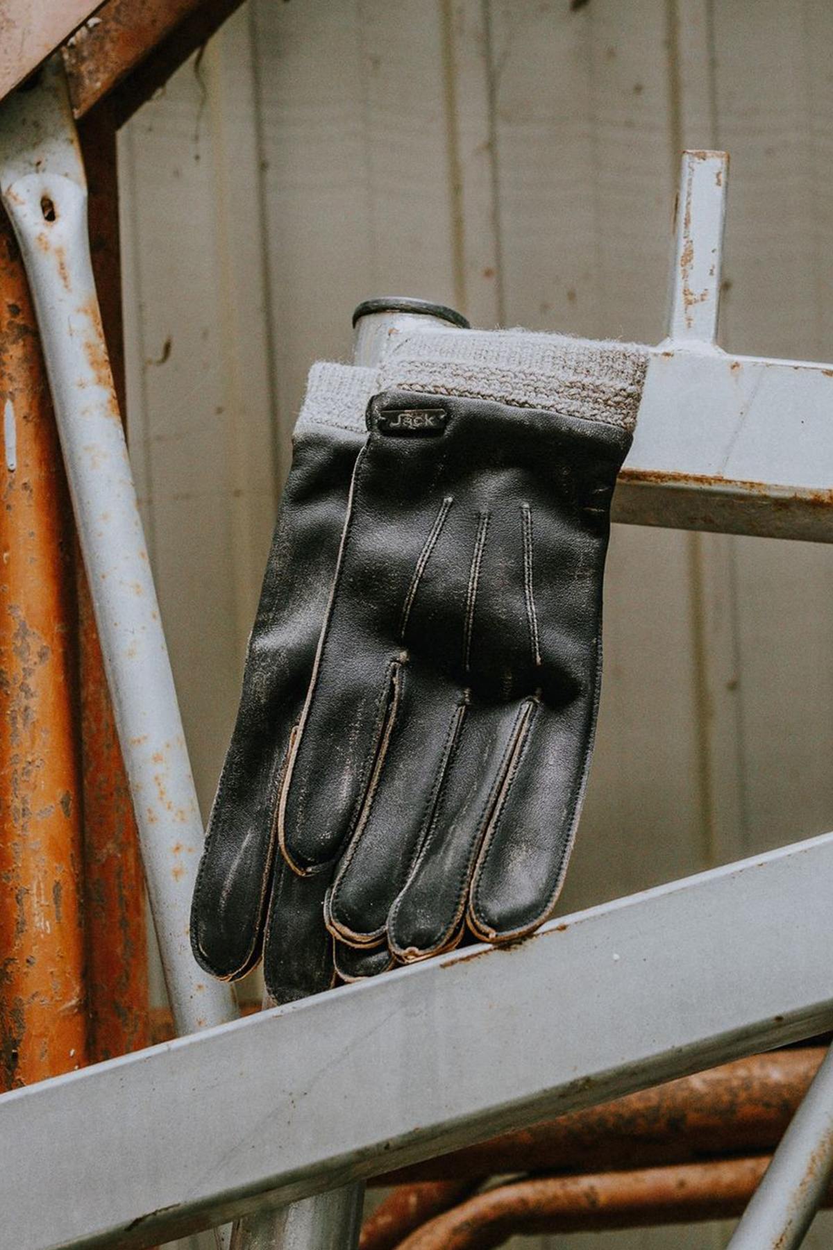 Gentleman's leather gloves with a worn effect - Image n°3