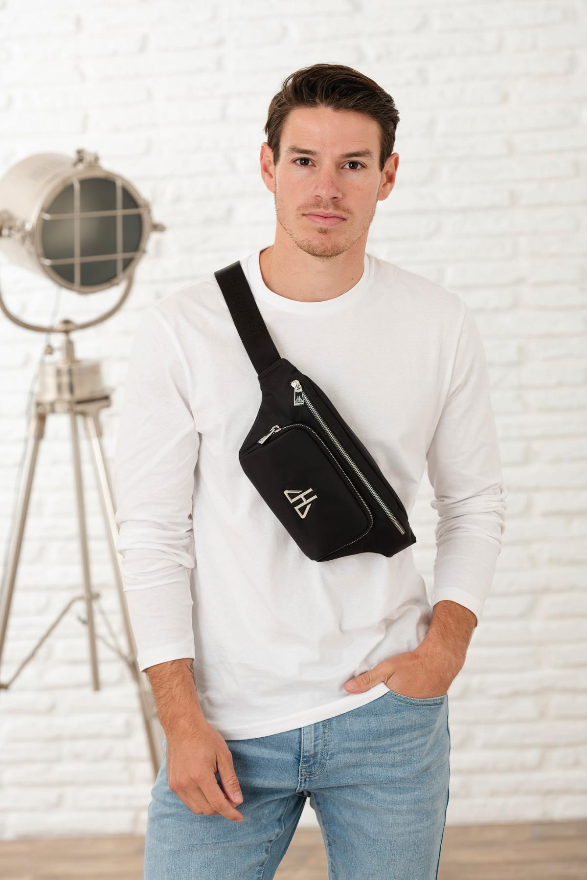 Black fanny pack with metallic logo - Image n°8