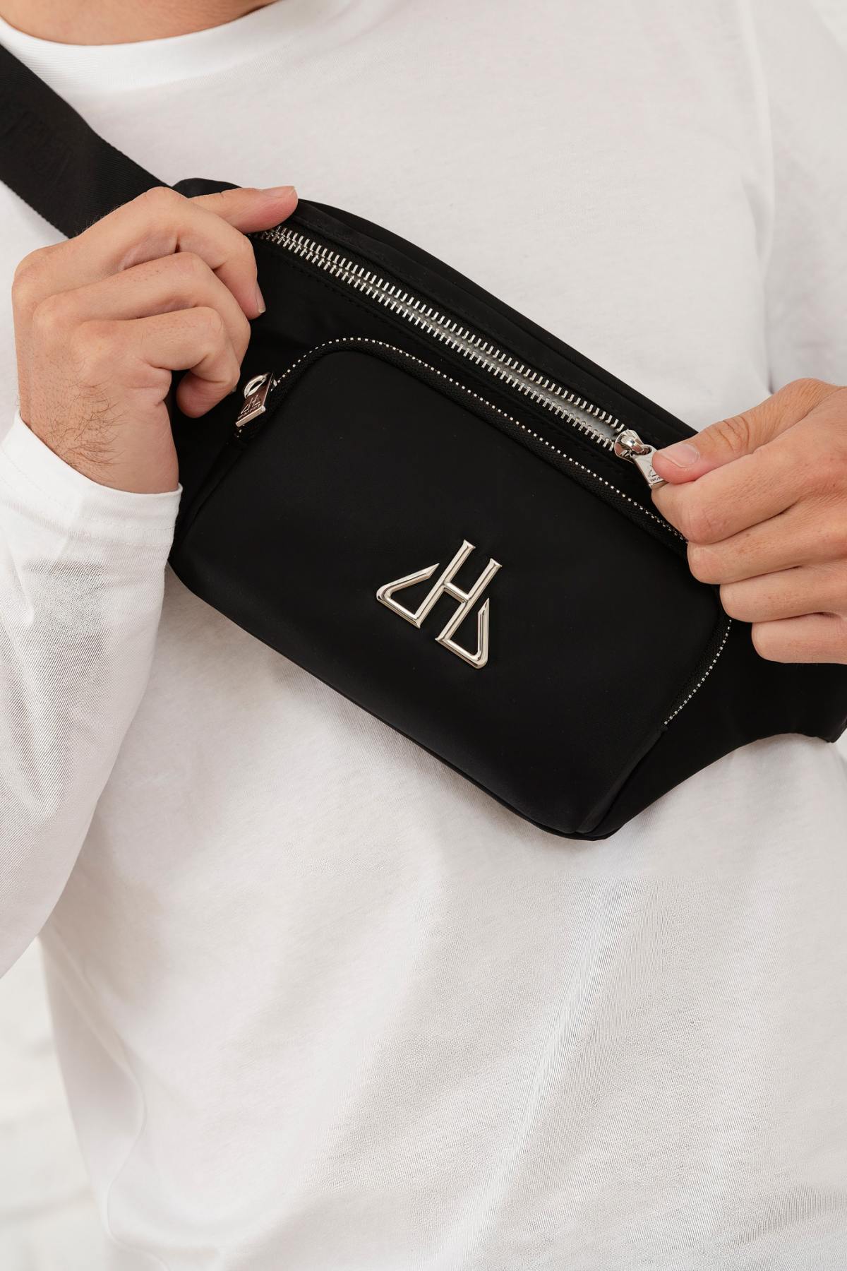 Black fanny pack with metallic logo - Image n°1