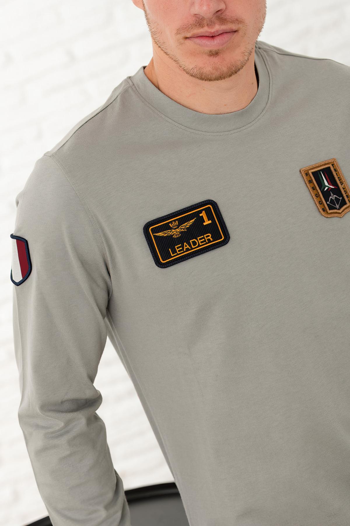 Stone gray cotton long sleeve t-shirt with patches - Image n°4