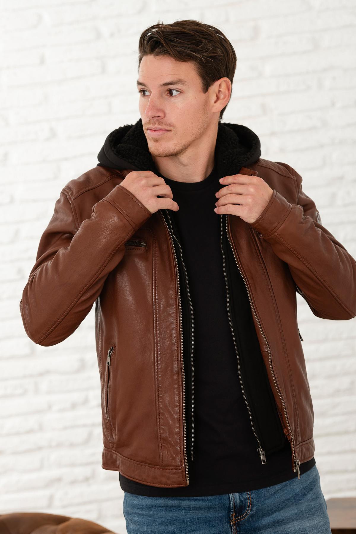 Port-colored leather jacket with removable hood - Image n°1