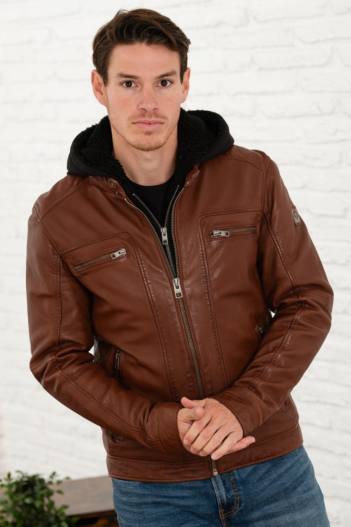 Port-colored leather jacket with removable hood - Image n°6