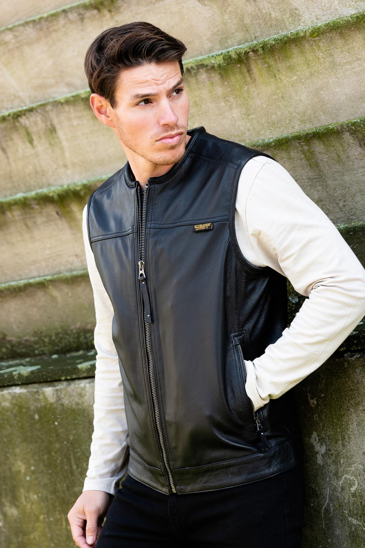 Black leather sleeveless vest in biker style - Image n°4