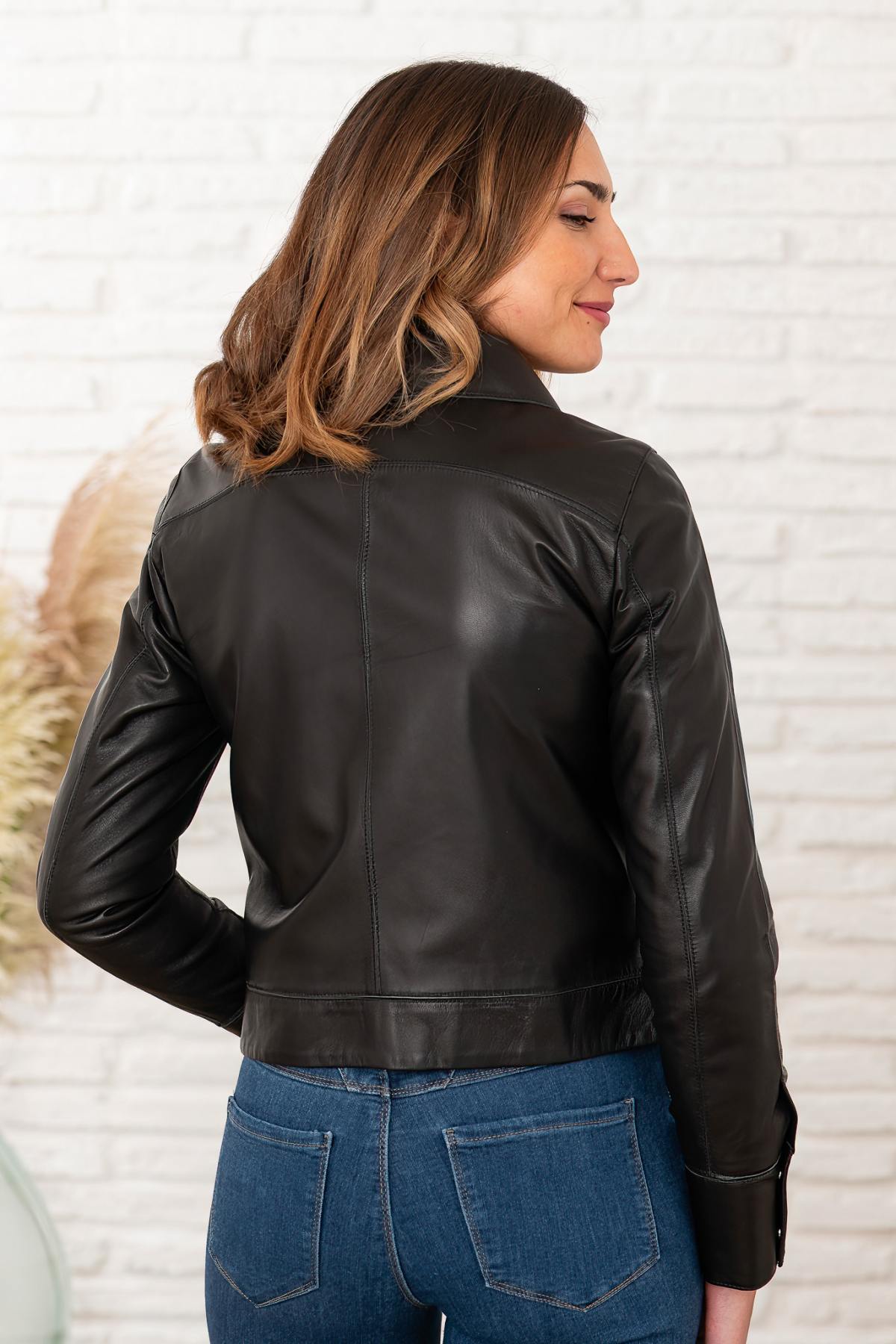 Women's short jacket in thin and light black leather with shirt collar - Image n°5