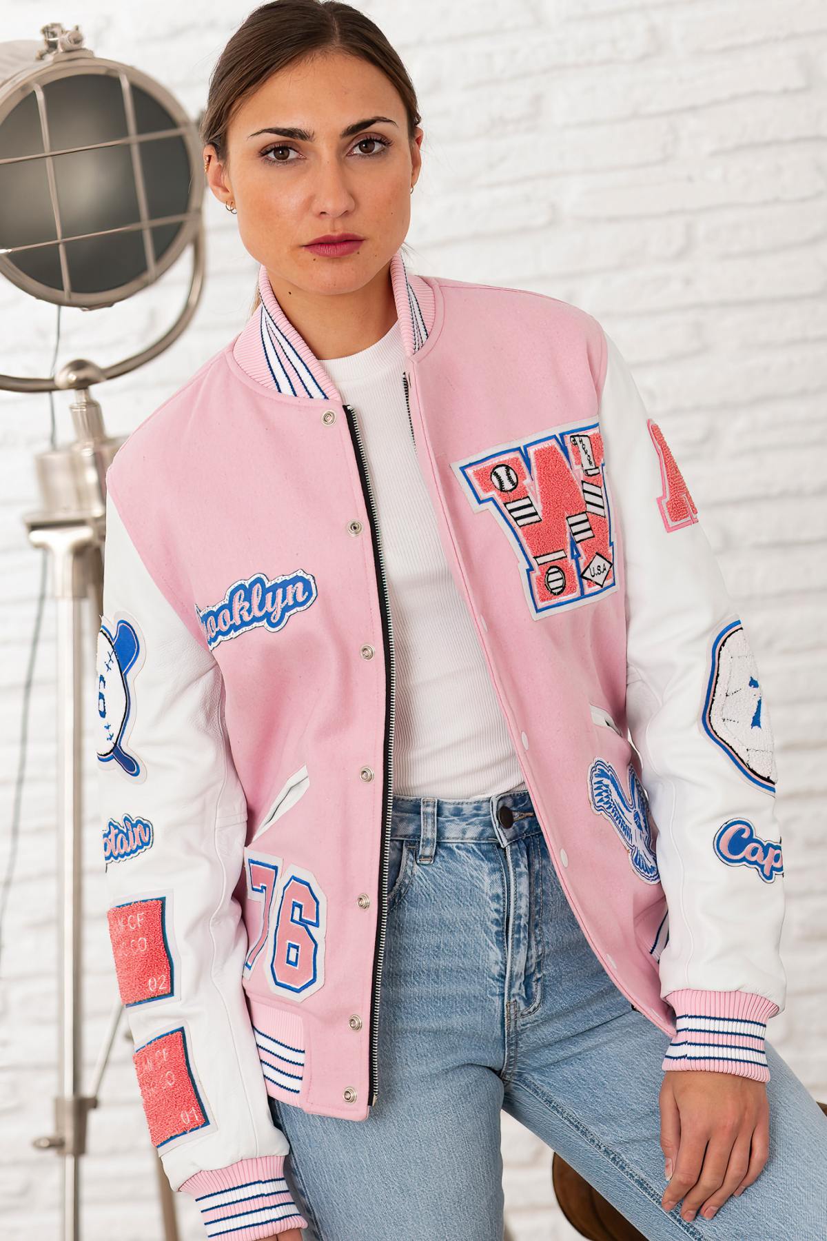 Pink and white varsity teddy with patches - Image n°2