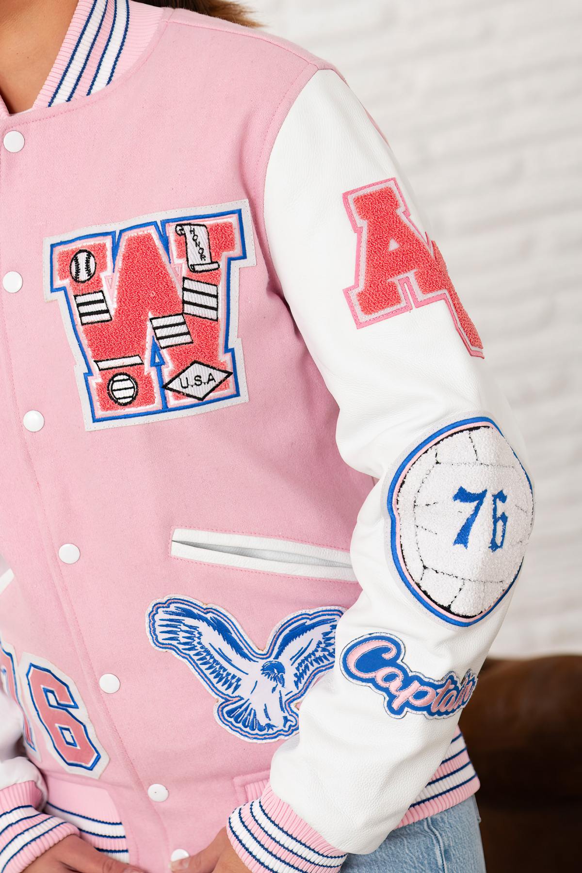 Pink and white varsity teddy with patches - Image n°4