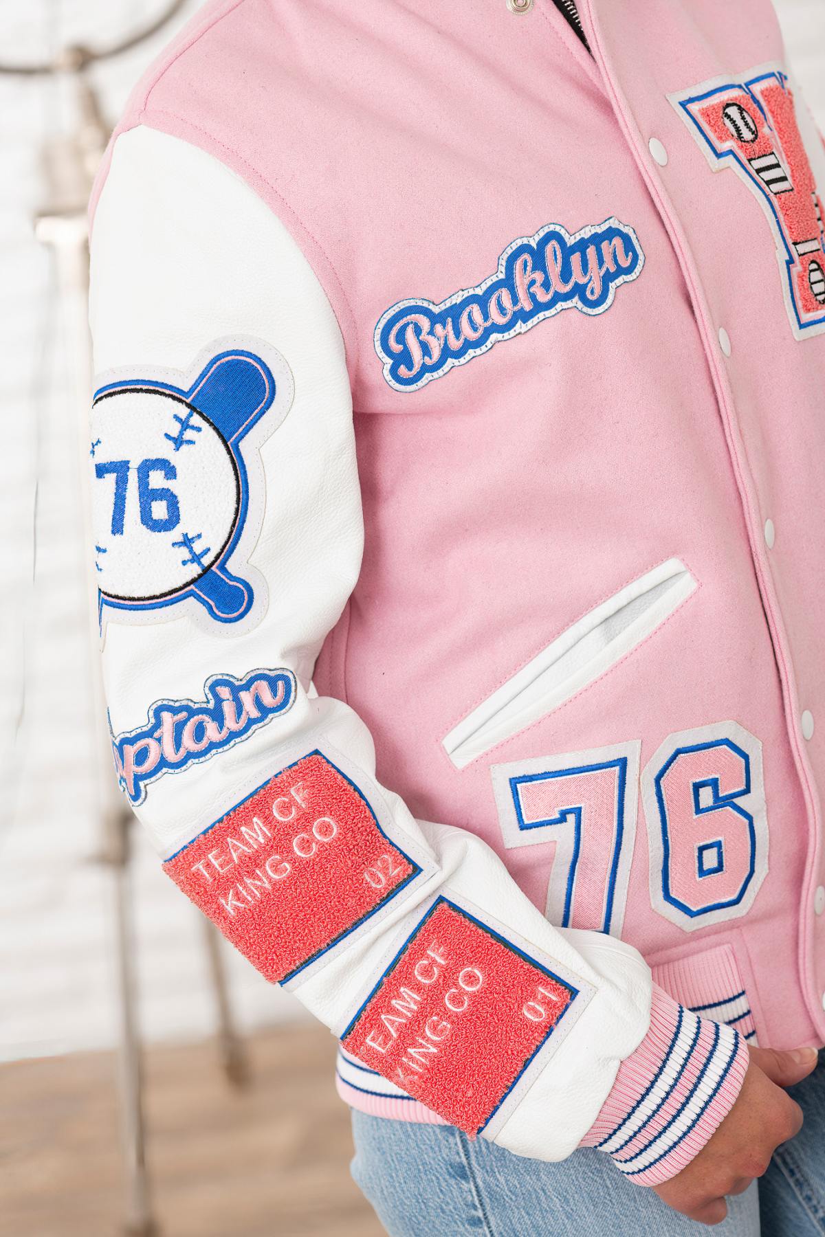 Pink and white varsity teddy with patches - Image n°3