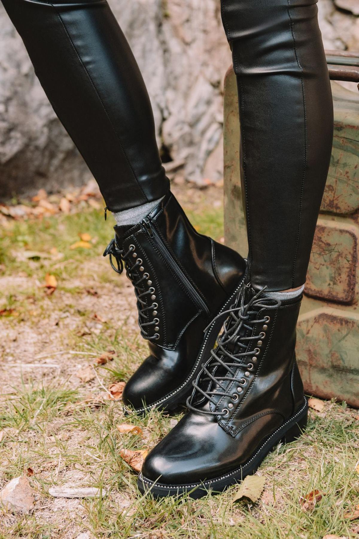 Black lace-up boots for women - Image n°1