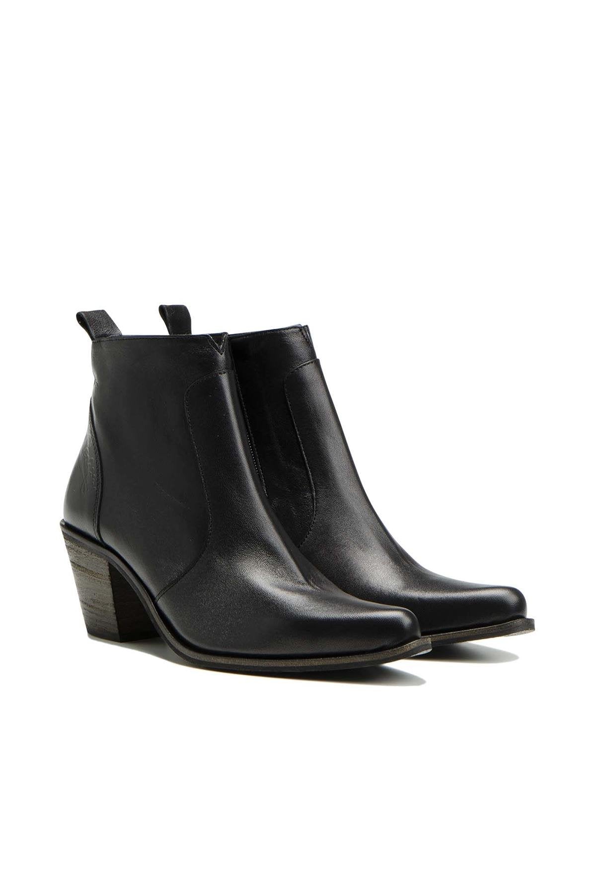 Elegant black leather ankle boots - Image n°1