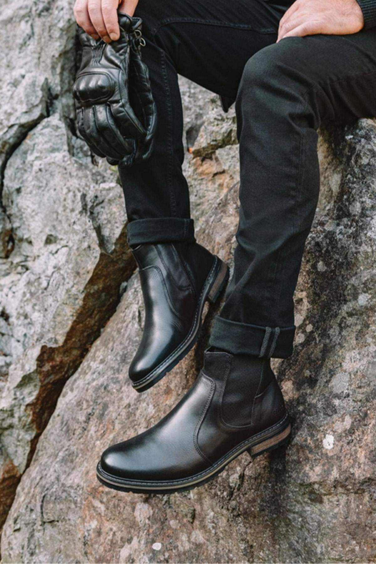 Black leather Chelsea boots in a chic style - Image n°1