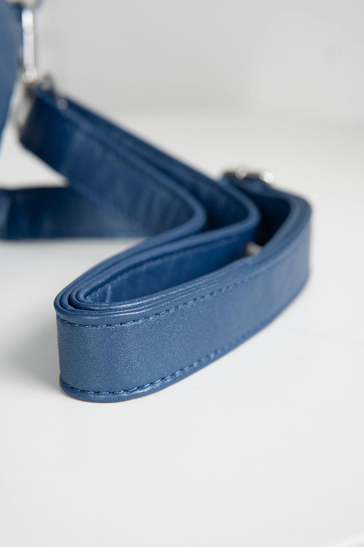 Indigo blue leather fanny pack with metallic effect - Image n°4