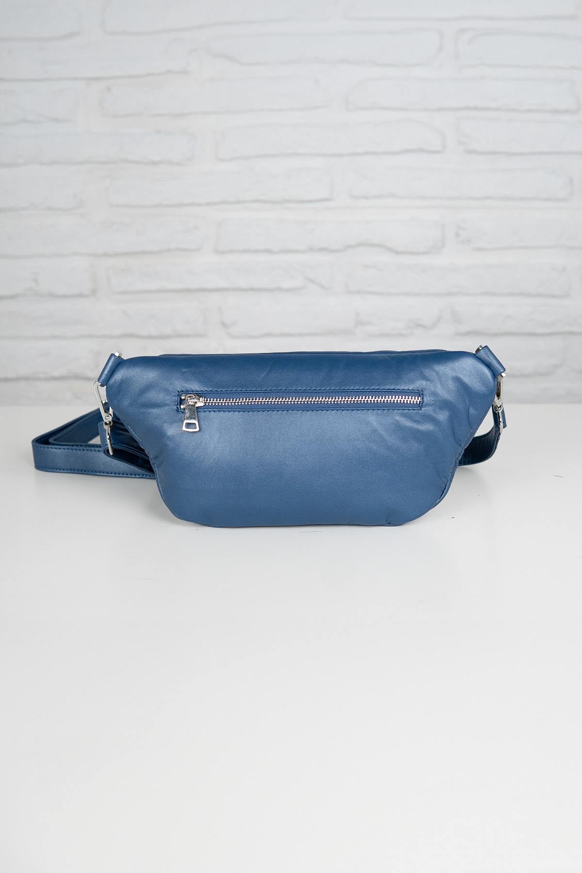 Indigo blue leather shoulder bag with metallic effect - Image n°2