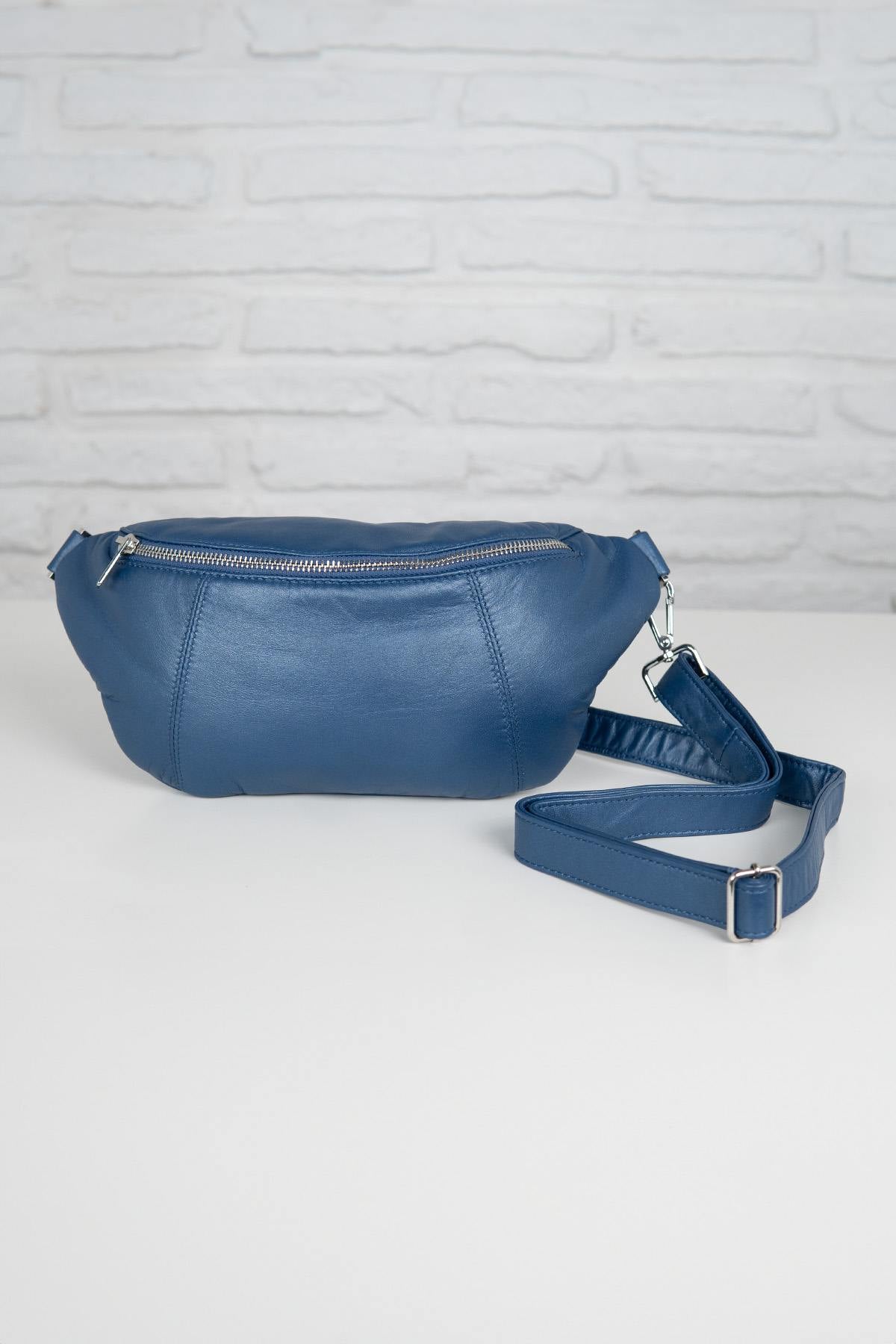 Indigo blue leather shoulder bag with metallic effect - Image n°1