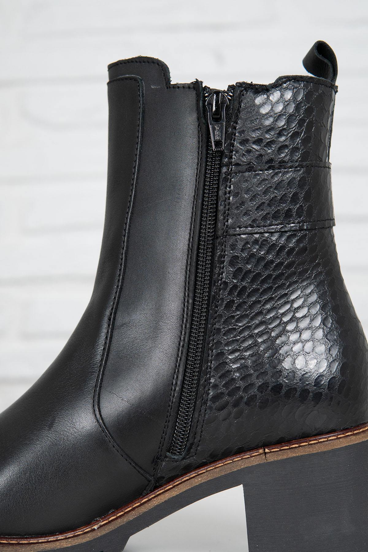 Black leather ankle boots with scaly skin effect at the heel - Image n°7