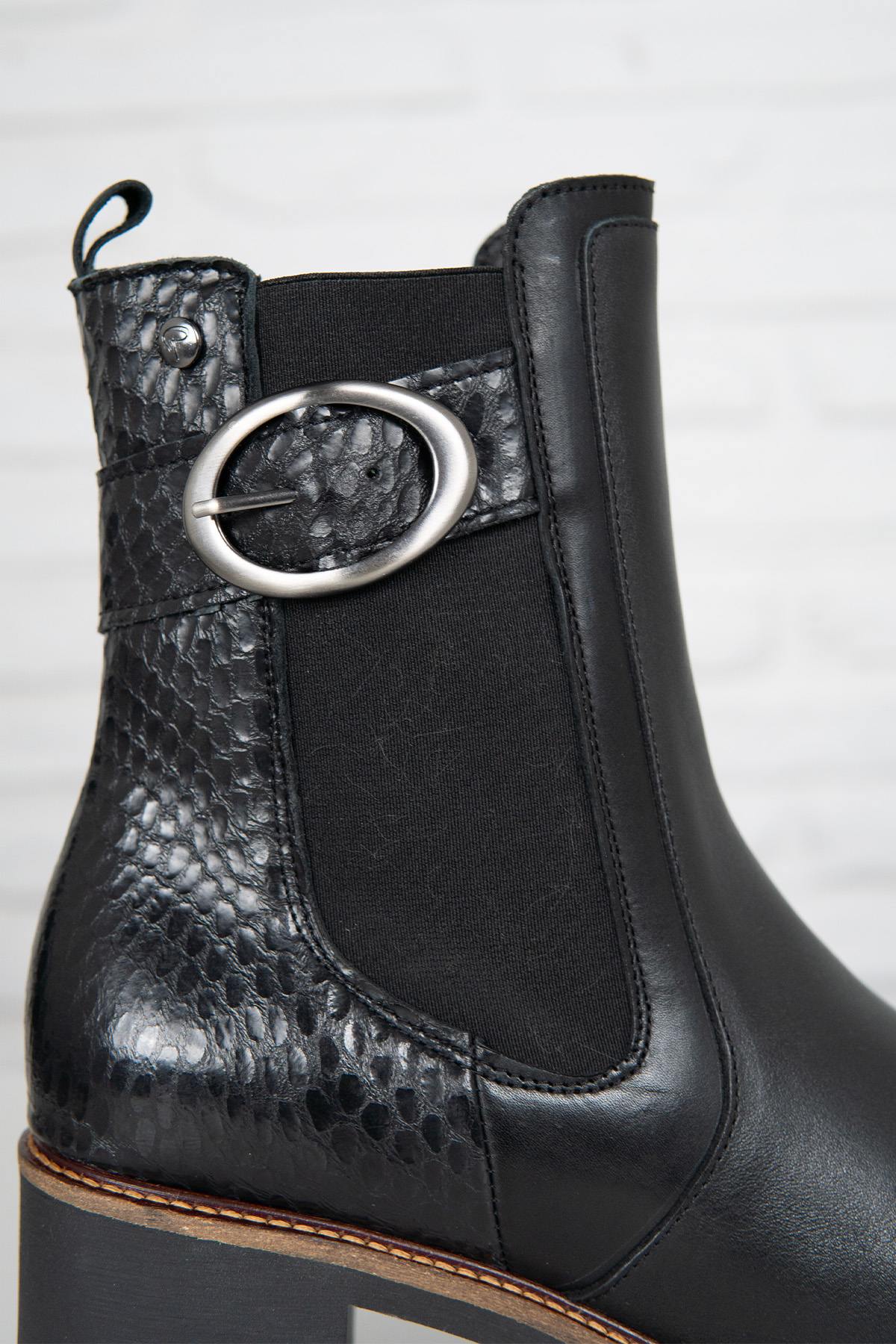 Black leather ankle boots with scaly skin effect at the heel - Image n°5