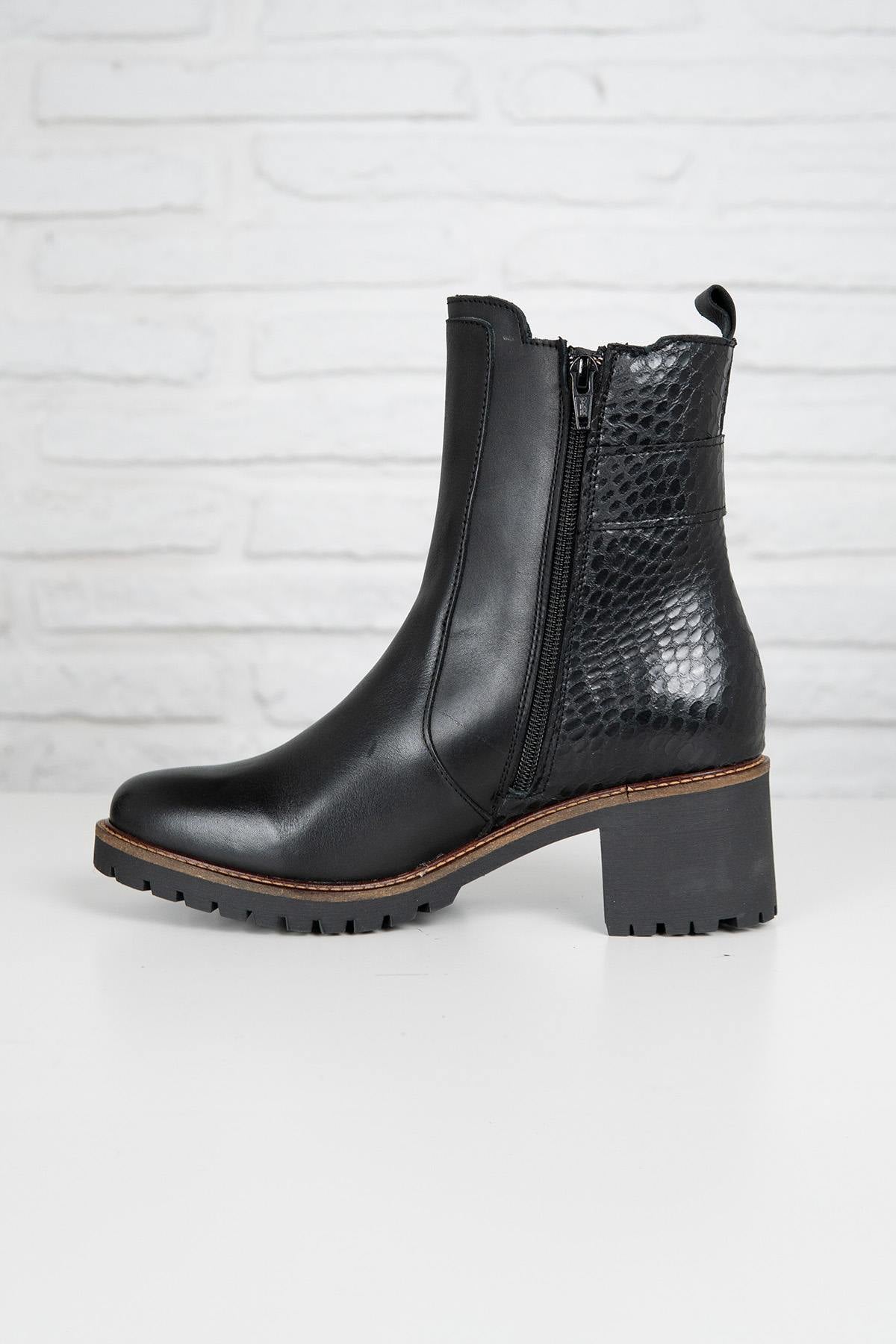 Black leather ankle boots with scaly skin effect at the heel - Image n°4