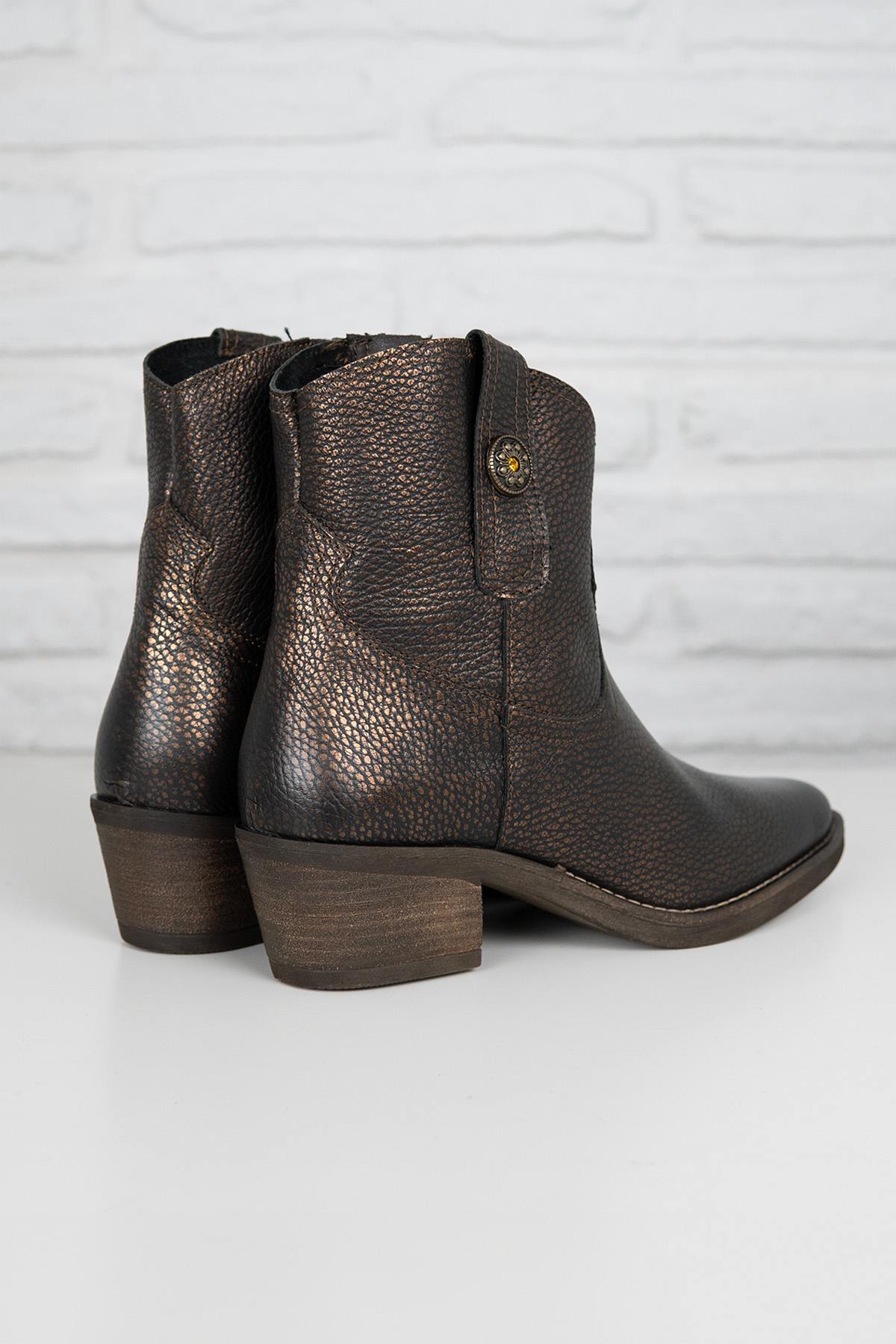 Chocolate colored leather ankle boots - Image n°4