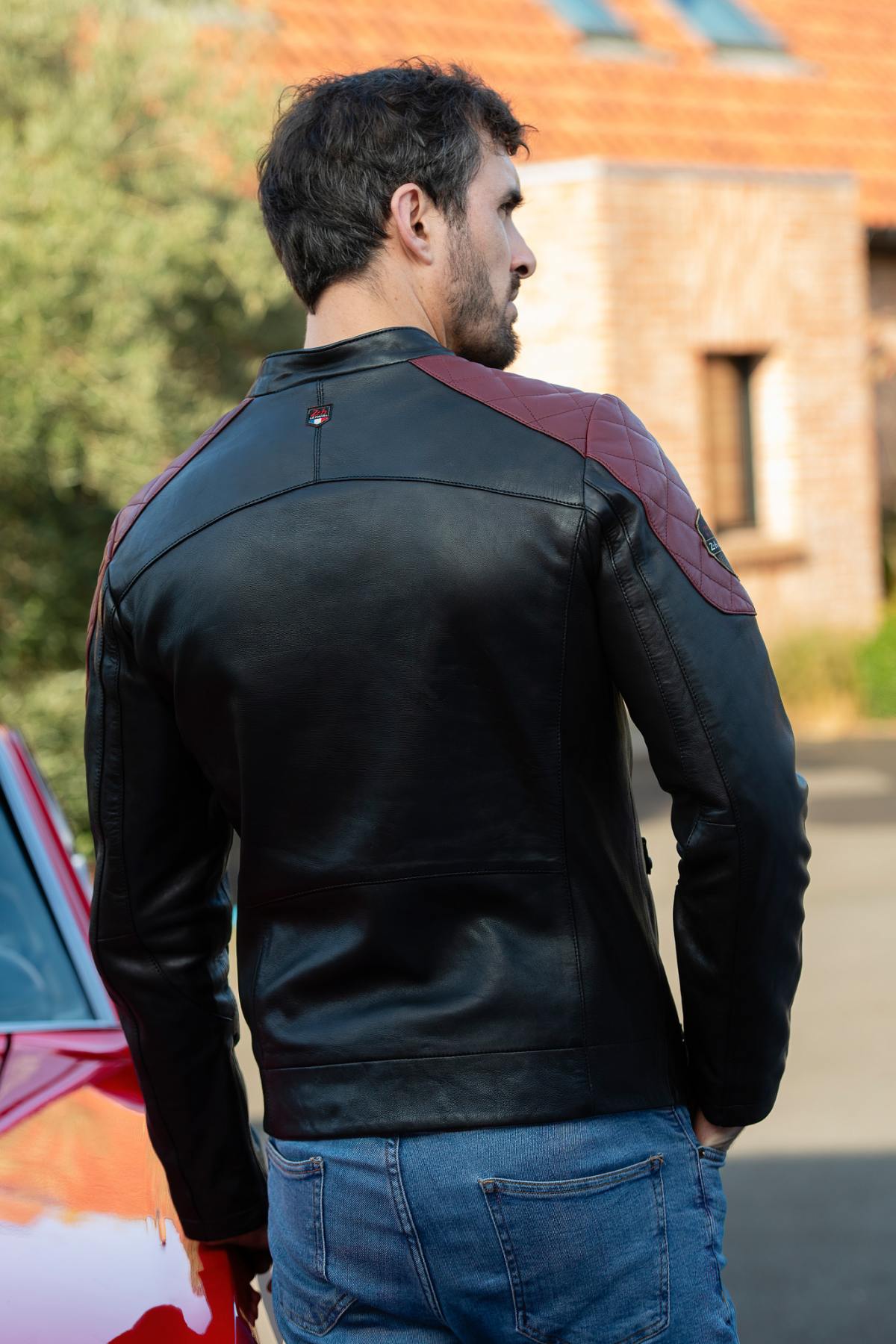 Black leather jacket with red inserts and quilted shoulders - Image n°4