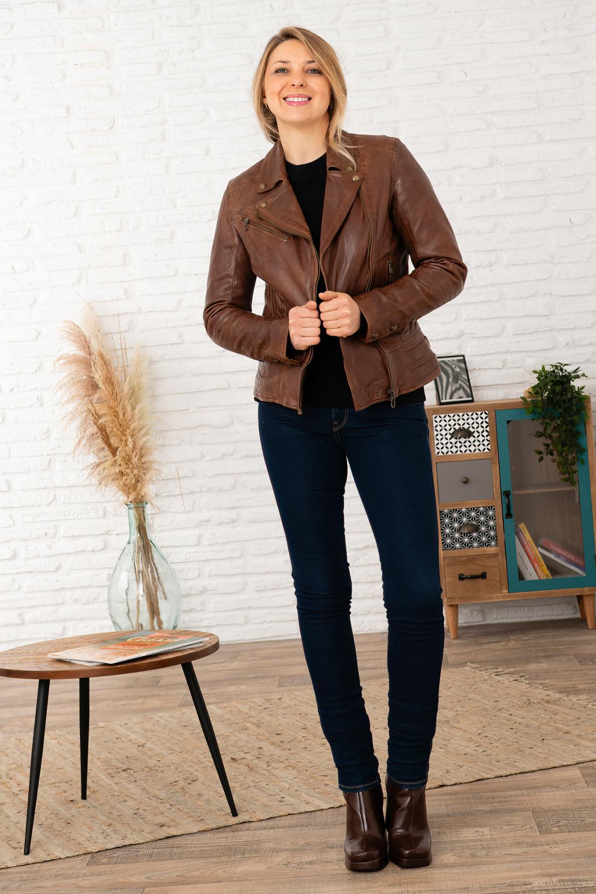 Women's bison-colored leather biker jacket - Image n°4