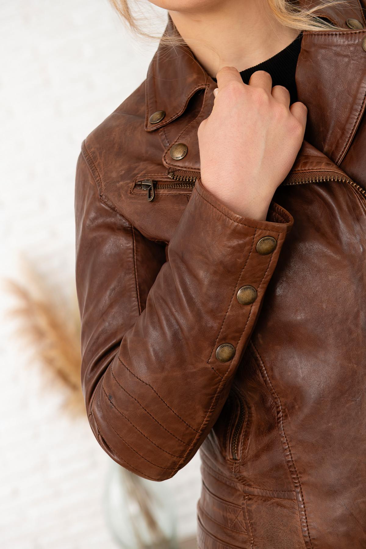 Women's bison-colored leather biker jacket - Image n°8