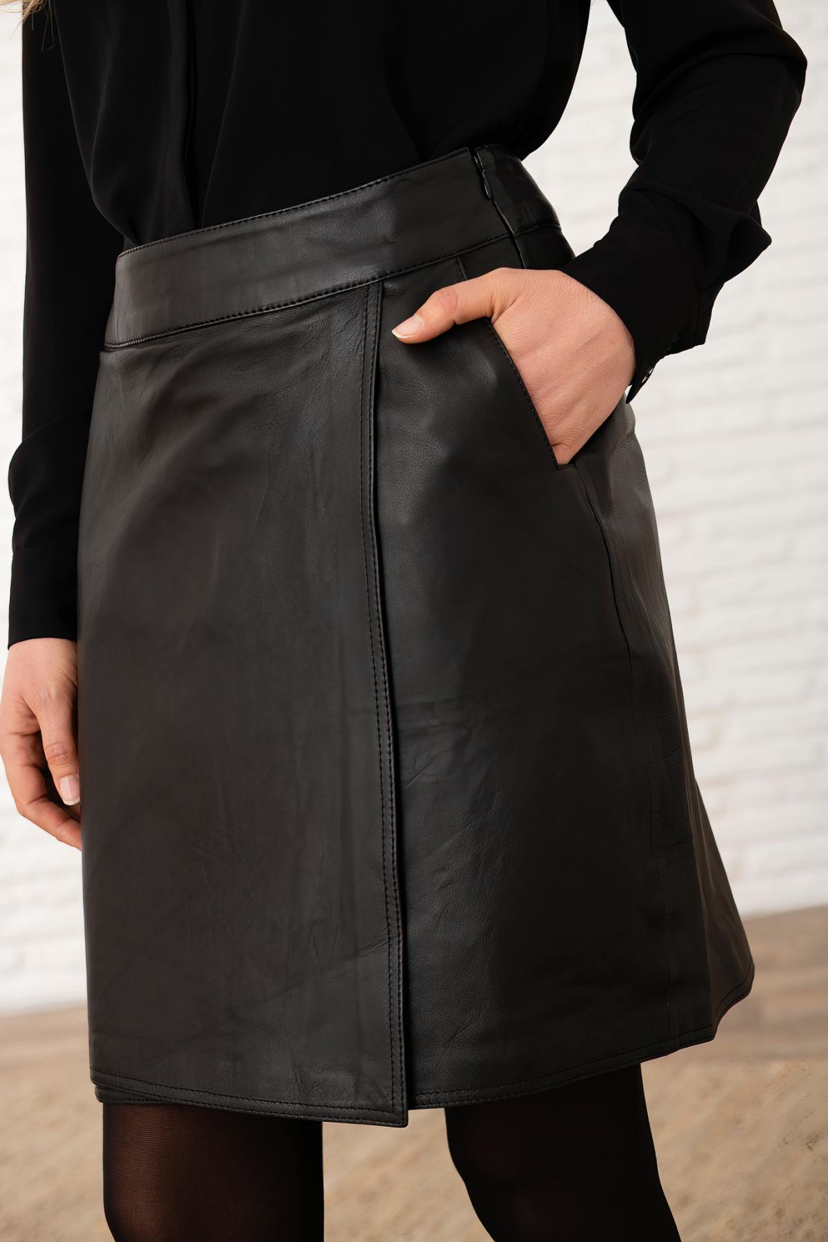 Black leather short skirt - Image n°10