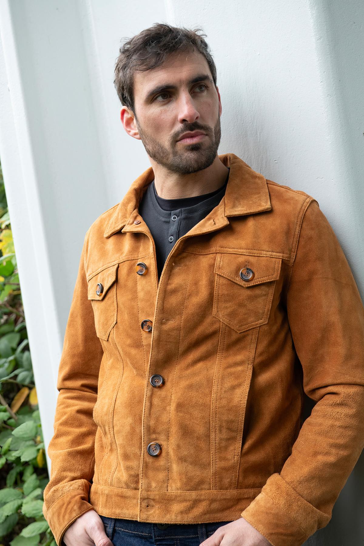 Cognac suede leather jacket inspired by the trucker denim jacket - Image n°3