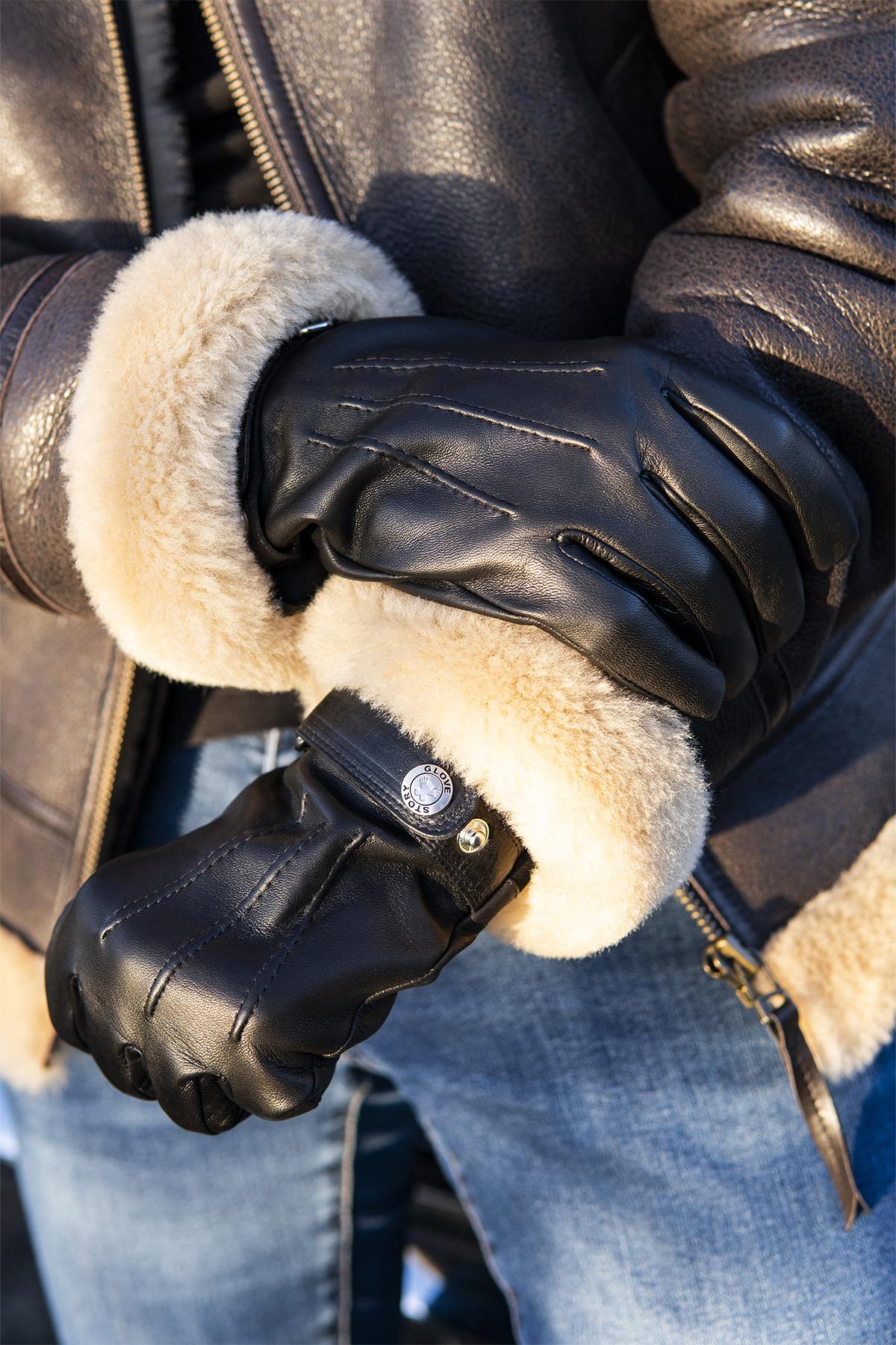 Black prestige leather gloves with suede grip edge - Image n°1