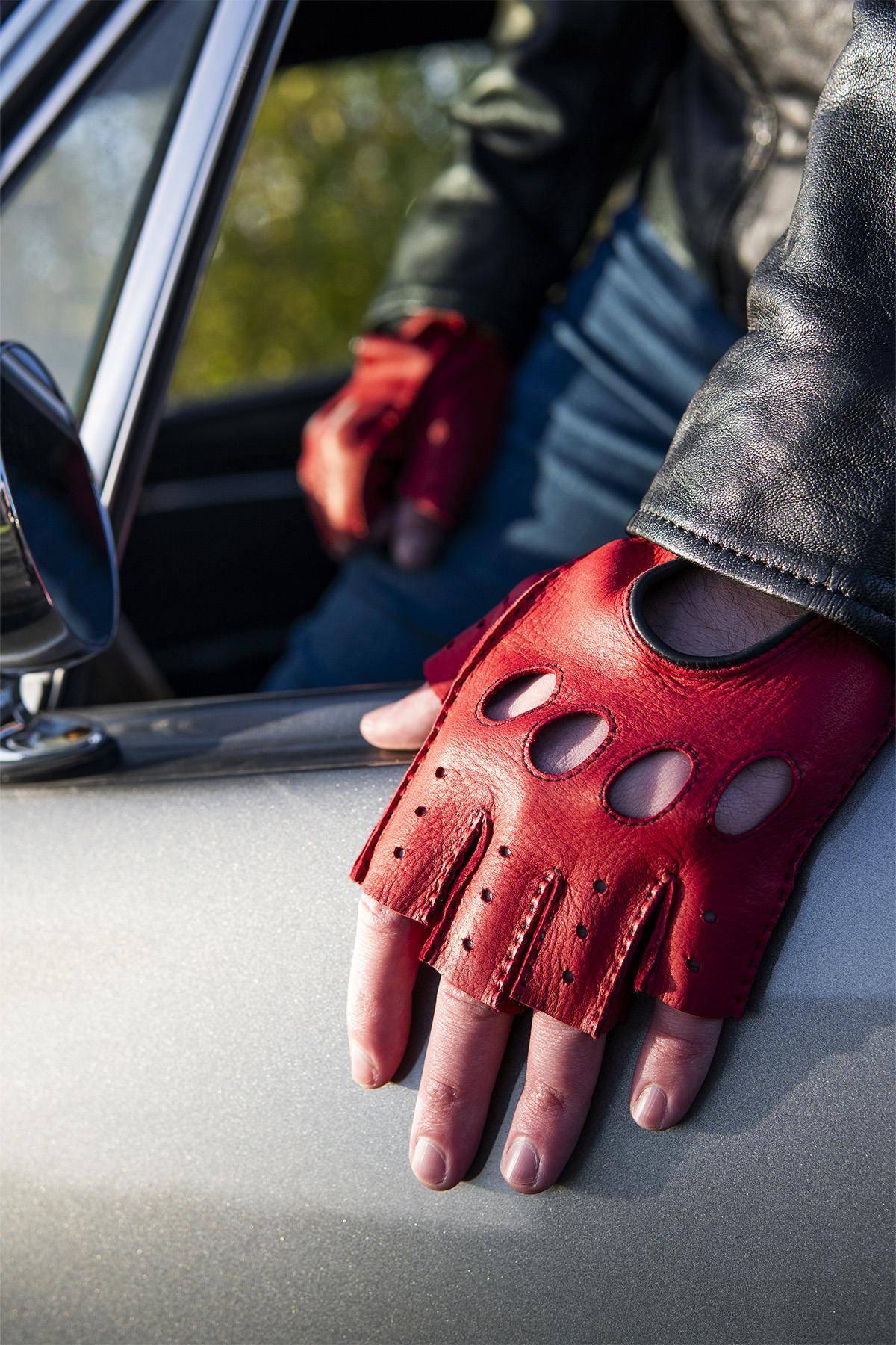 Deerskin Leather Driving Gloves Mittens Red and Black - Image n°1