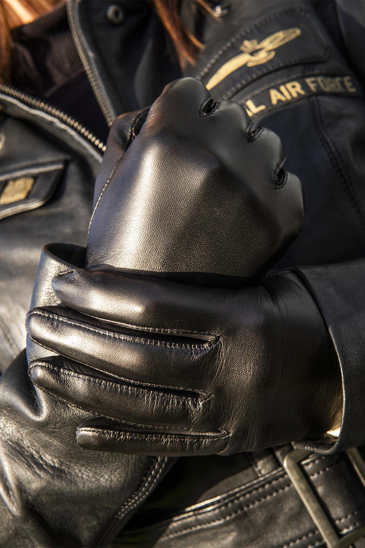 Silk-lined leather gloves with touch function - Image n°1