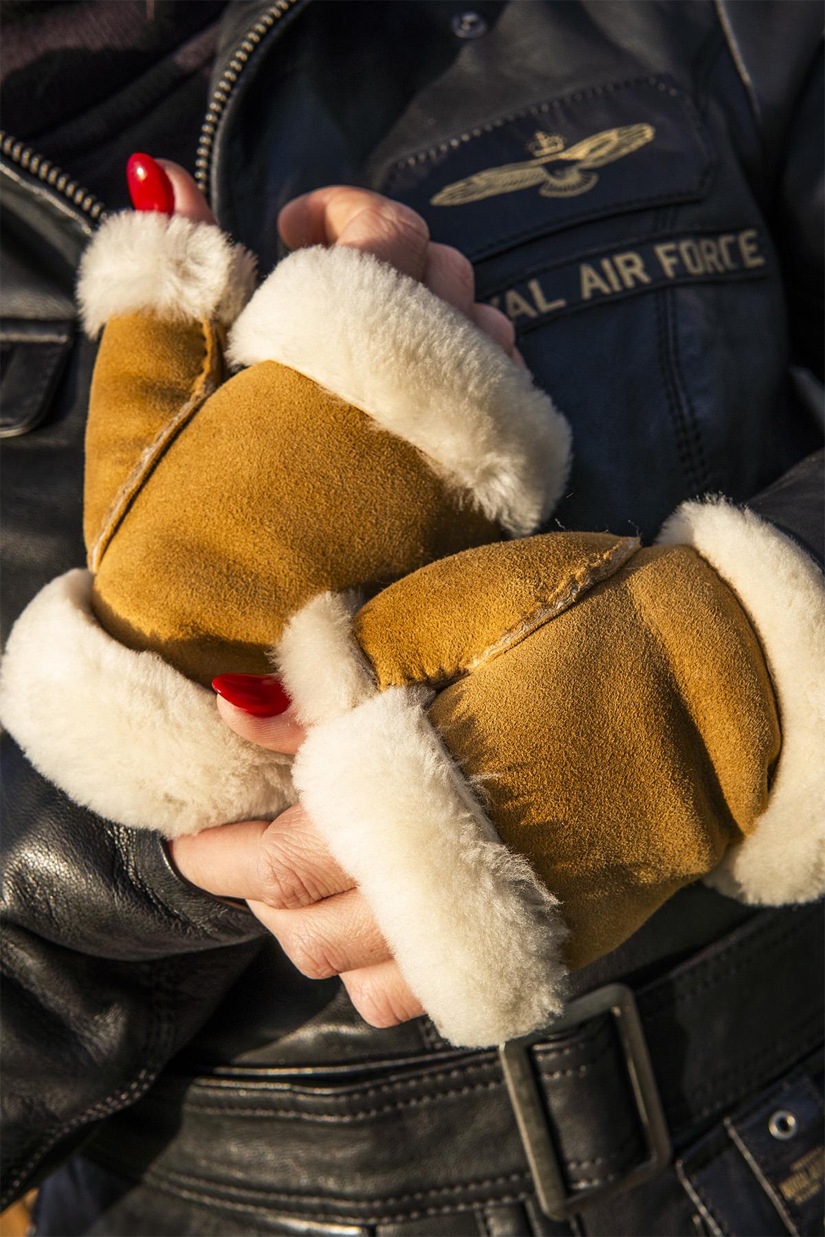 Camel leather mittens gloves with shearling lining - Image n°1