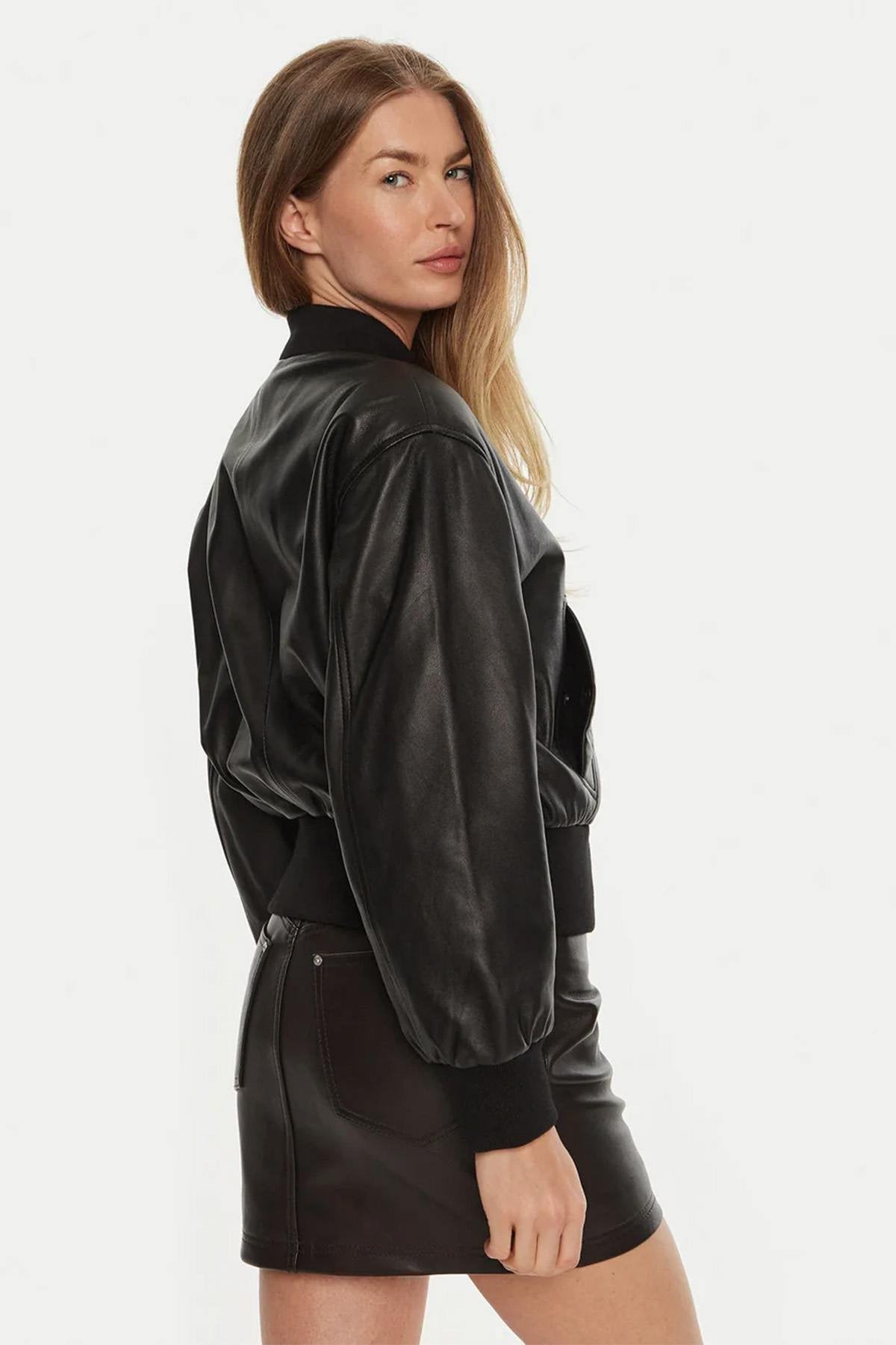 Women's black leather short bomber jacket - Image n°3