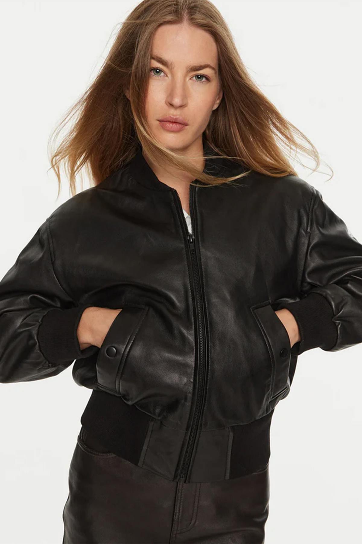 Women's black leather short bomber jacket - Image n°1