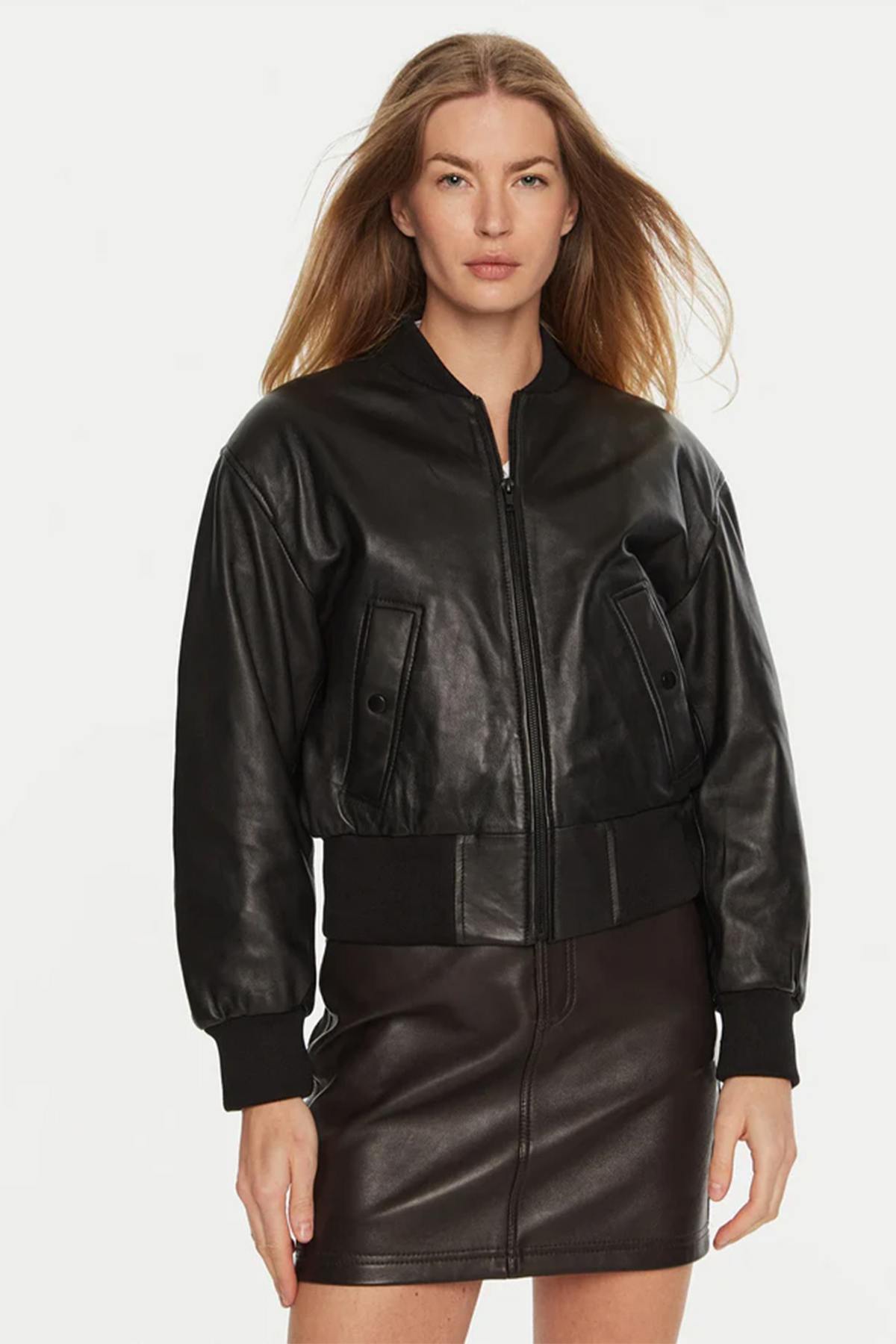 Women's black leather short bomber jacket - Image n°4