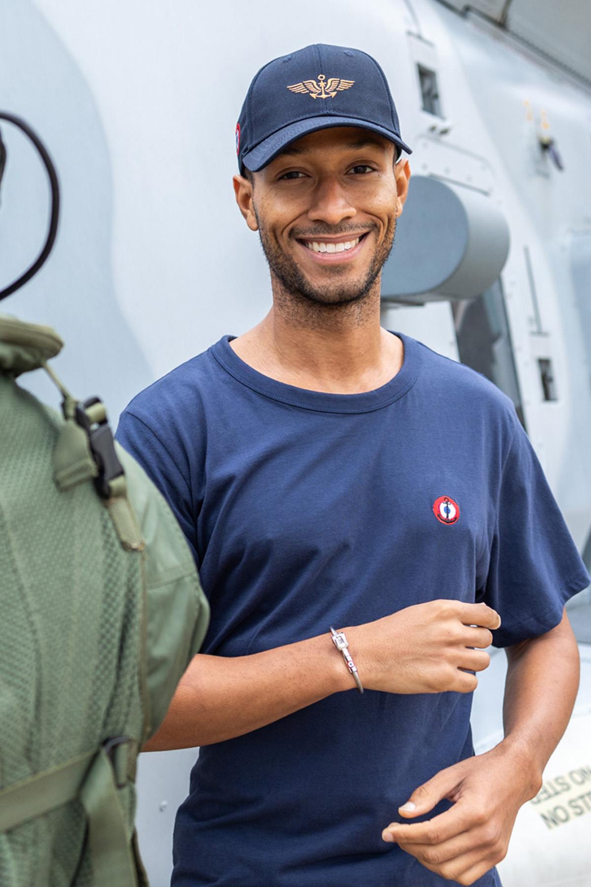 Navy blue cotton t-shirt with embroidered heart cockade - Image n°1