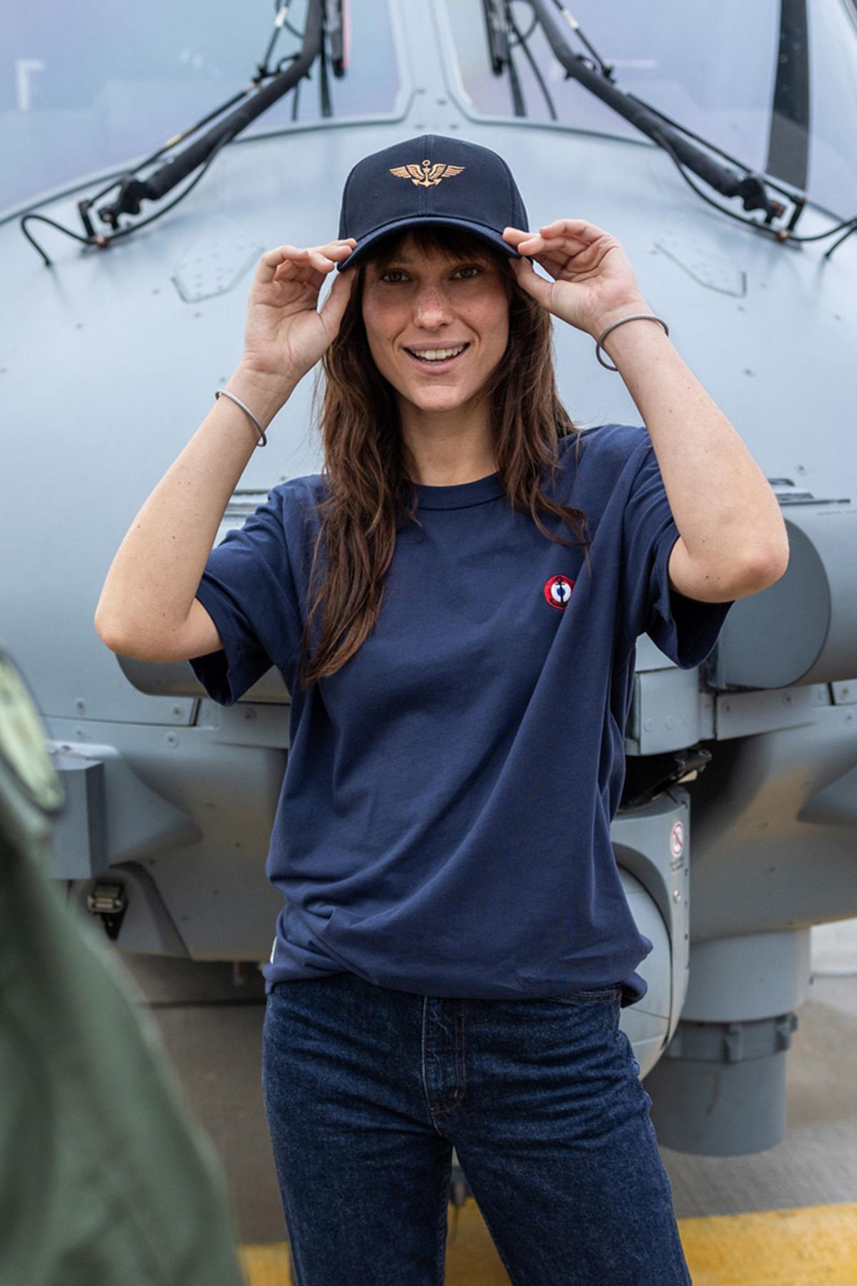 Navy blue cotton t-shirt with embroidered heart cockade - Image n°6