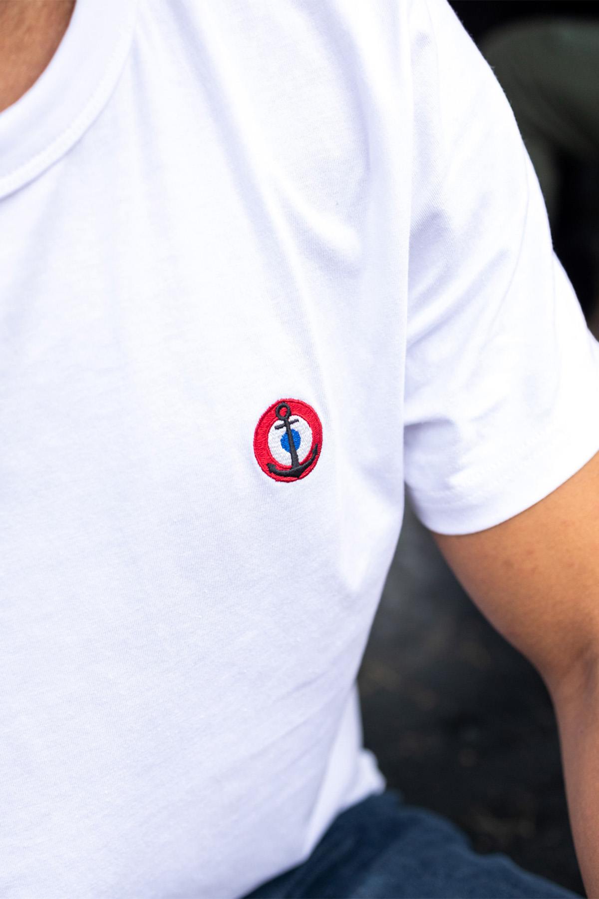 White cotton T-shirt with embroidered heart cockade - Image n°3