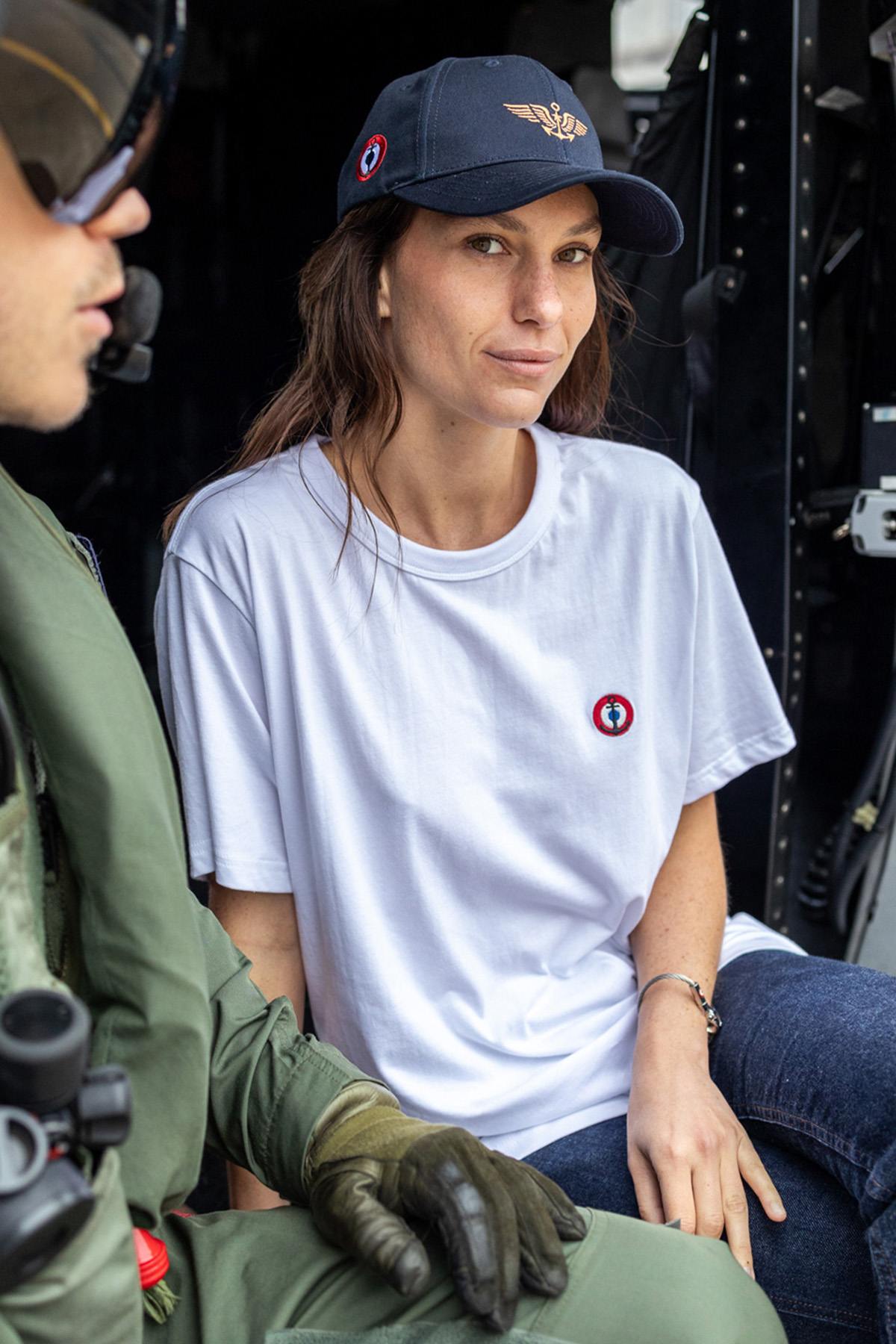 White cotton T-shirt with embroidered heart cockade - Image n°4