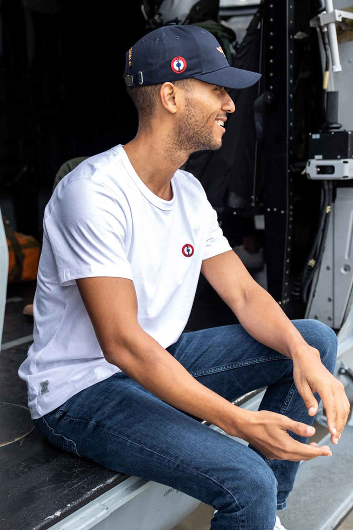 White cotton T-shirt with embroidered heart cockade - Image n°1