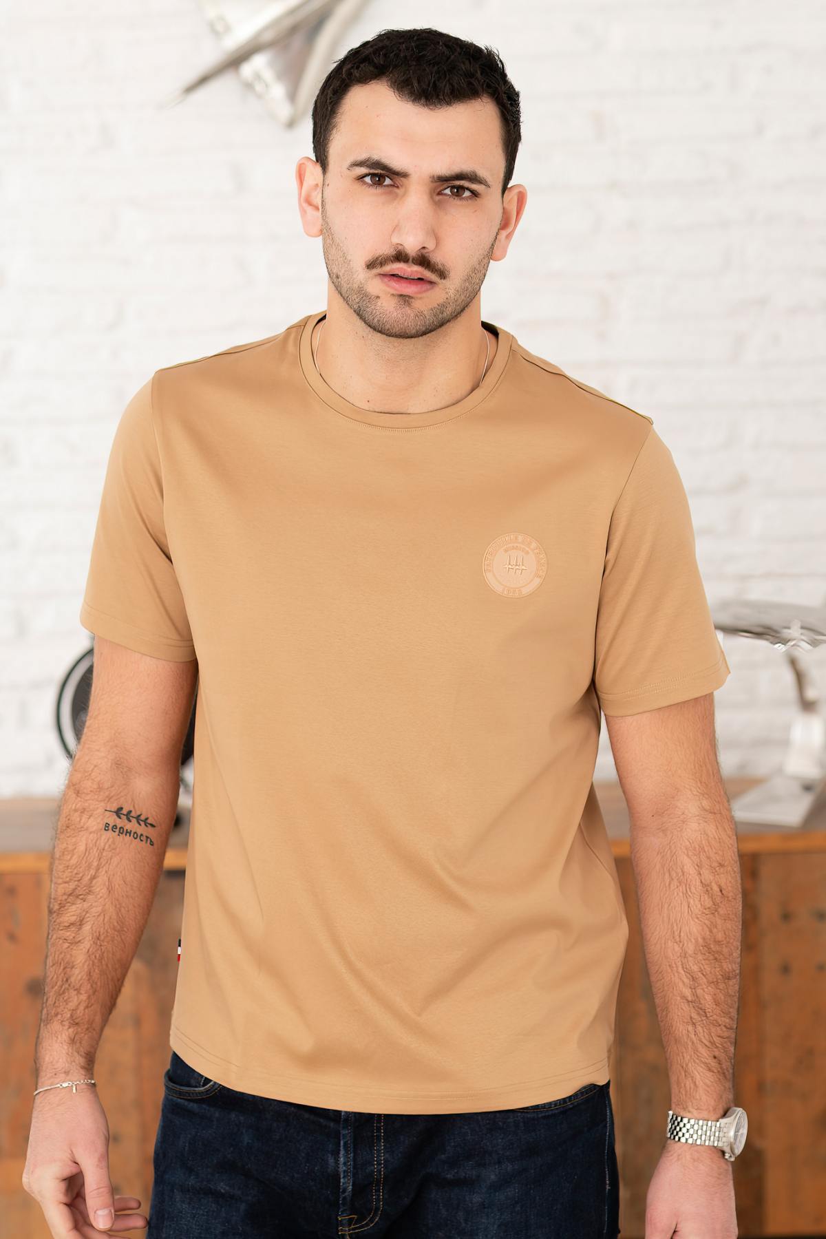 Dark beige cotton T-shirt with tone-on-tone logo - Image n°1